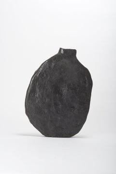 Vase contemporain de forme ovale organique en céramique noire unie de Willem Van Hooff