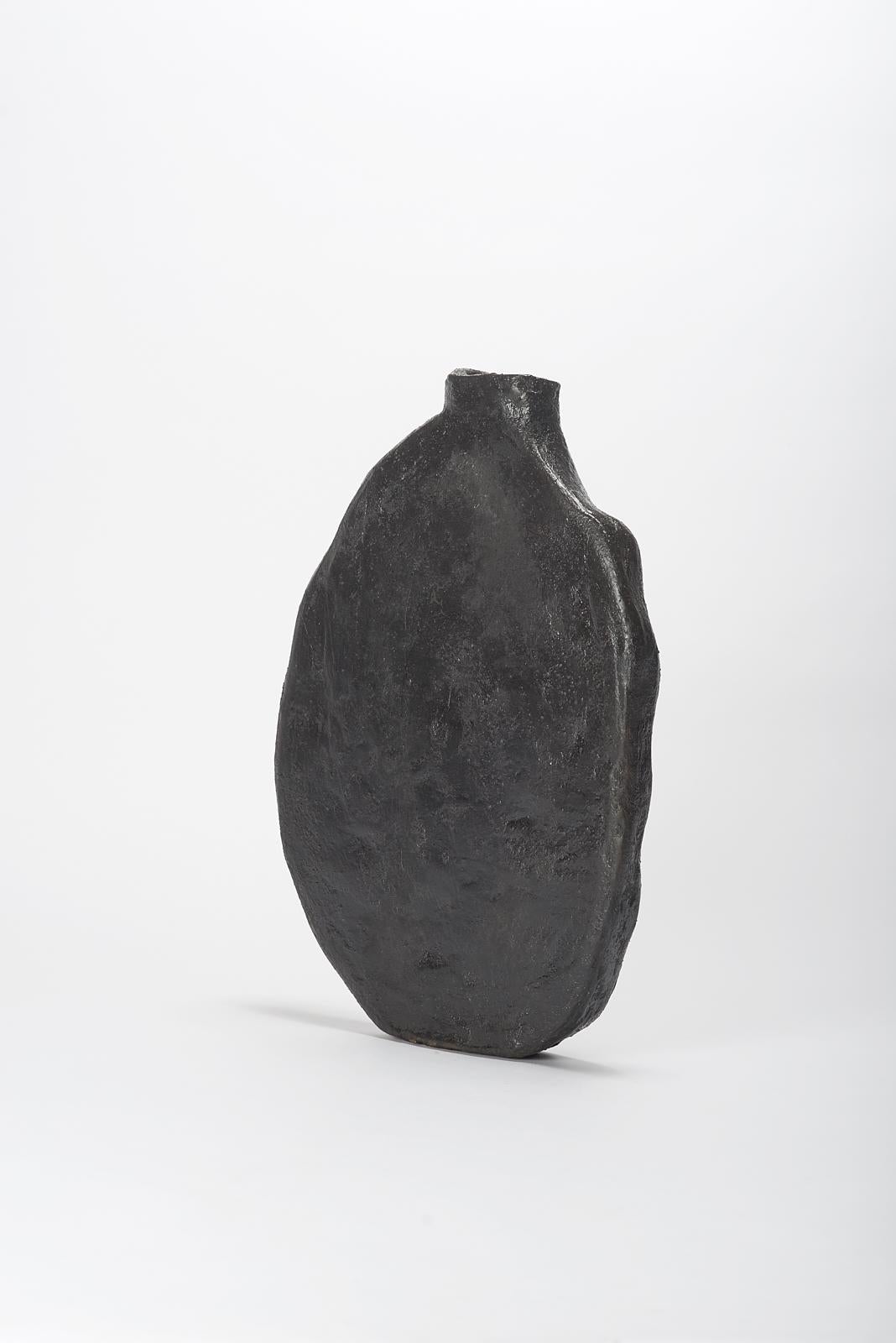 Moderno Vaso organico contemporaneo di forma ovale, in ceramica nera liscia di Willem Van Hooff in vendita