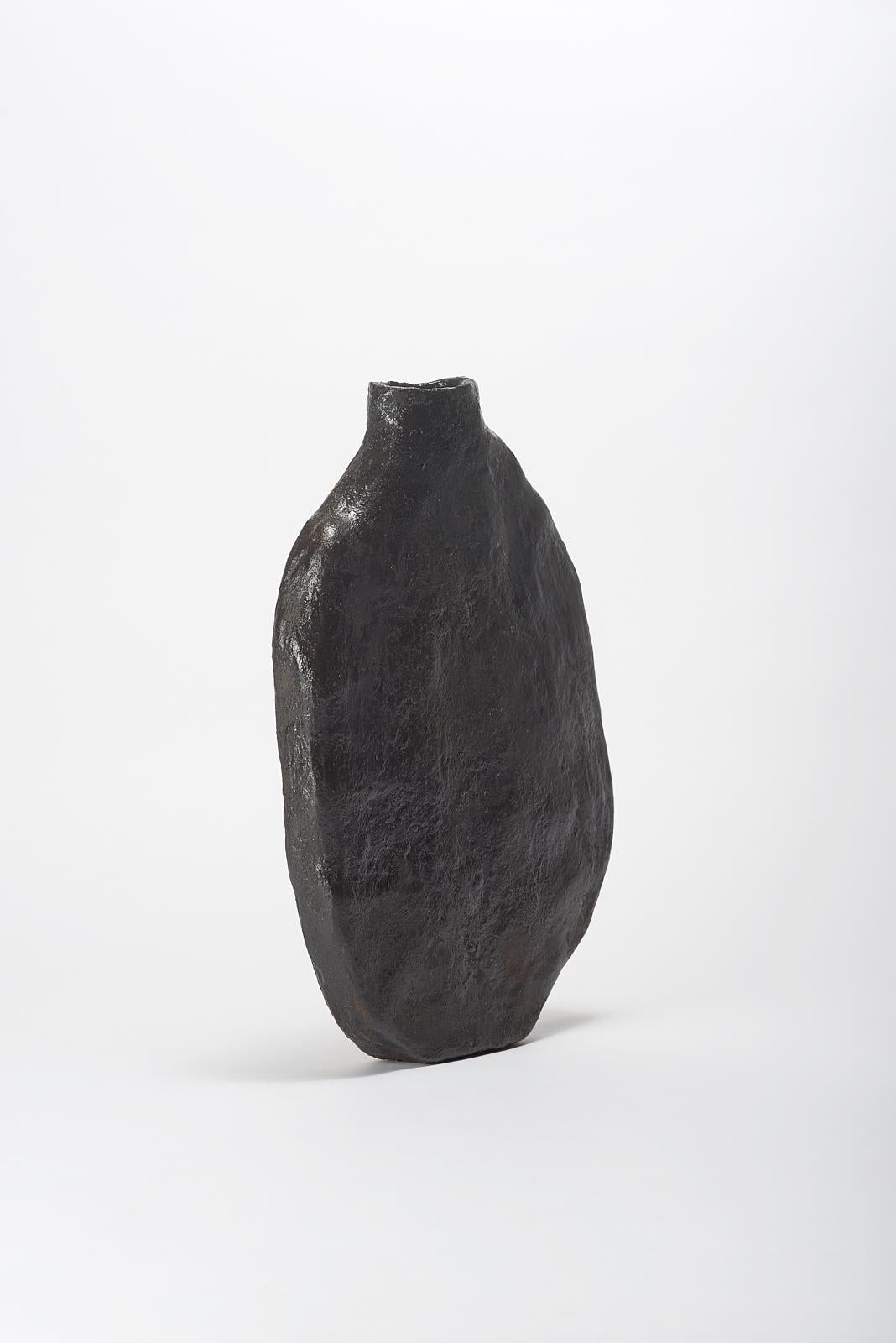 Olandese Vaso organico contemporaneo di forma ovale, in ceramica nera liscia di Willem Van Hooff in vendita
