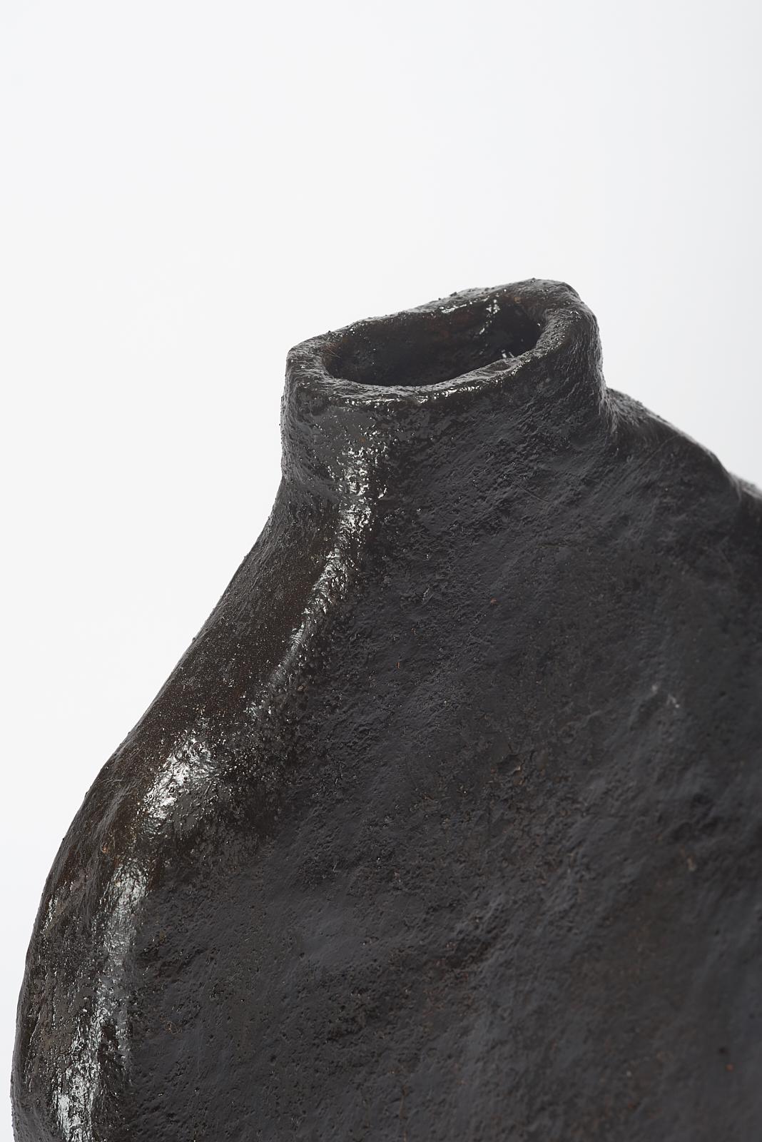 Vaso organico contemporaneo di forma ovale, in ceramica nera liscia di Willem Van Hooff In condizioni Nuovo in vendita a Geneve, CH