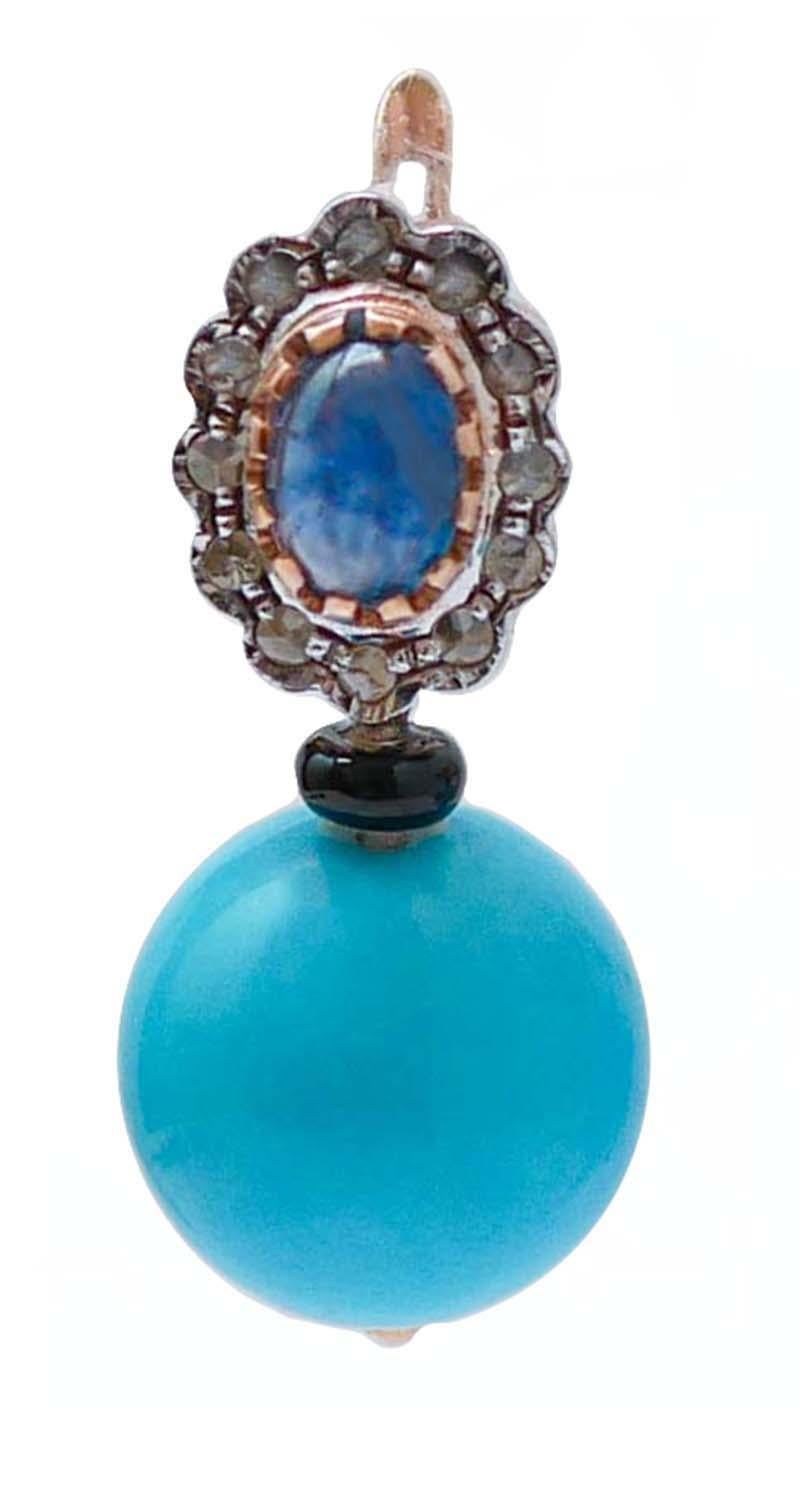 Beautiful earrings in 9 kt rose gold and silver structure mounted with a sapphire  surrounded by diamonds in the upper part; in the middle, an onyx and a magnesite as pendant.
Diamonds 0.80 ct
Sapphires 2.37 ct
Onyx and Magnesite 7.80 gr
Total