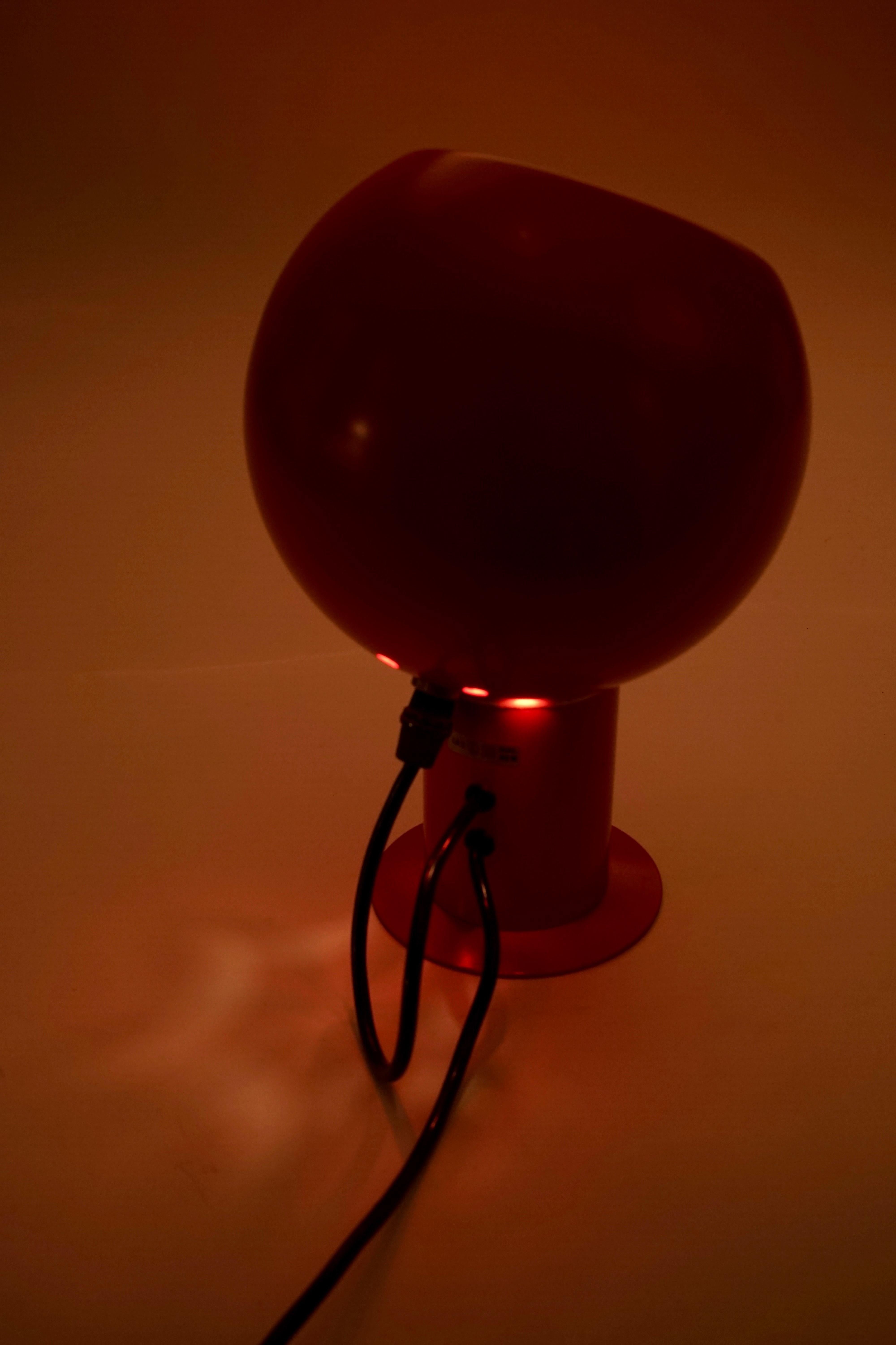 Lampe de table à boule magnétique des années 1970 en vente 1