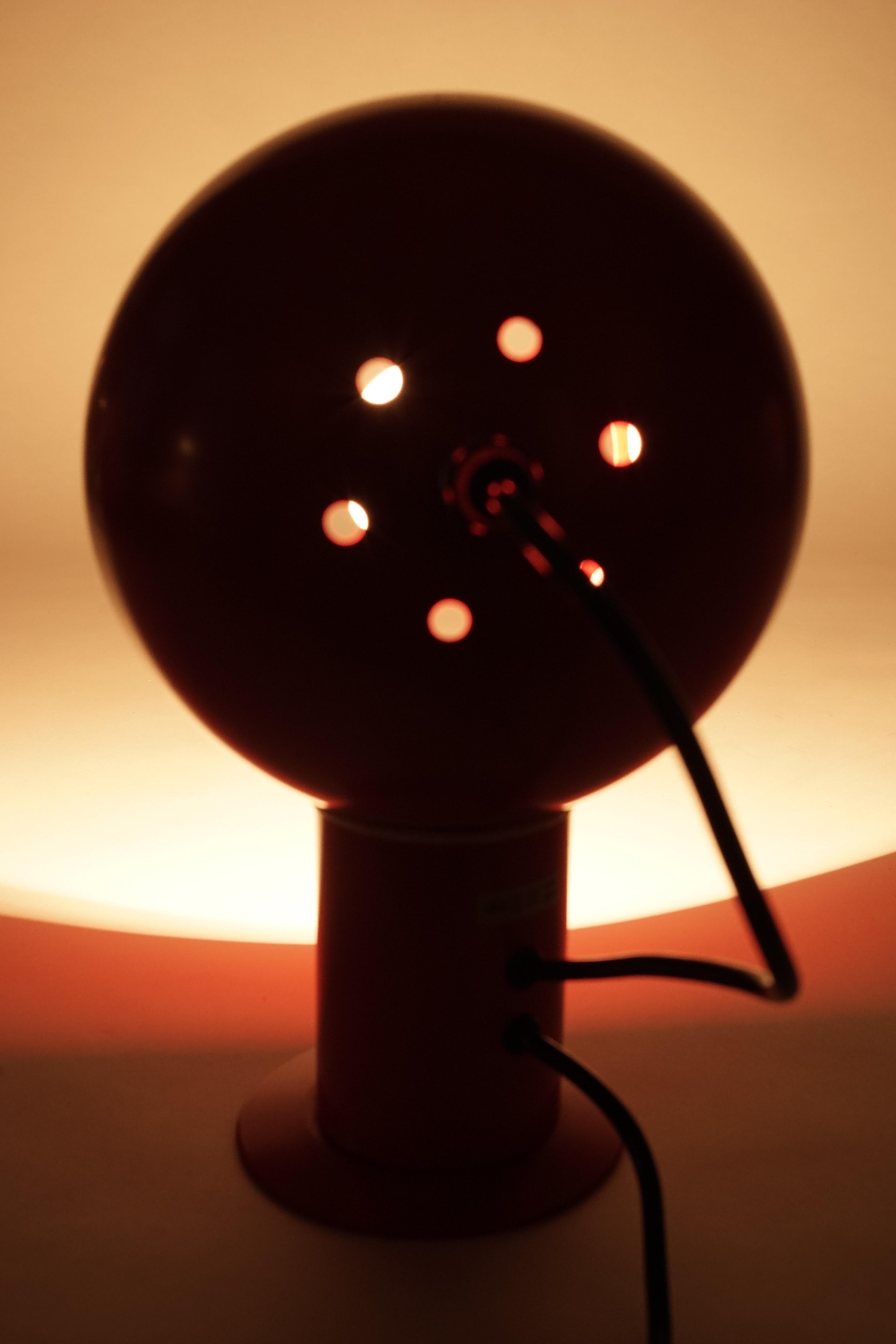 Lampe de table à boule magnétique des années 1970 en vente 2