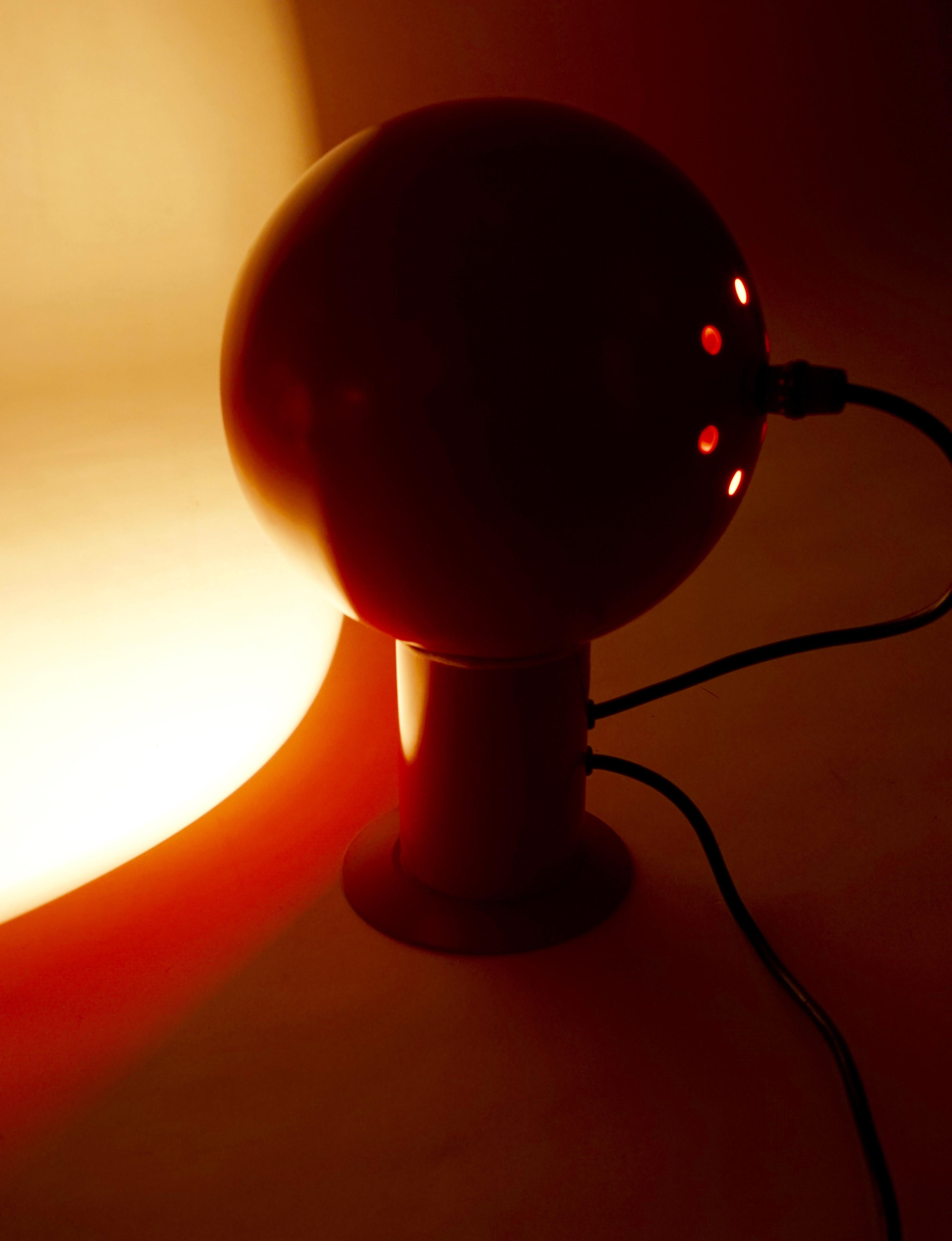 Lampe de table à boule magnétique des années 1970 en vente 3