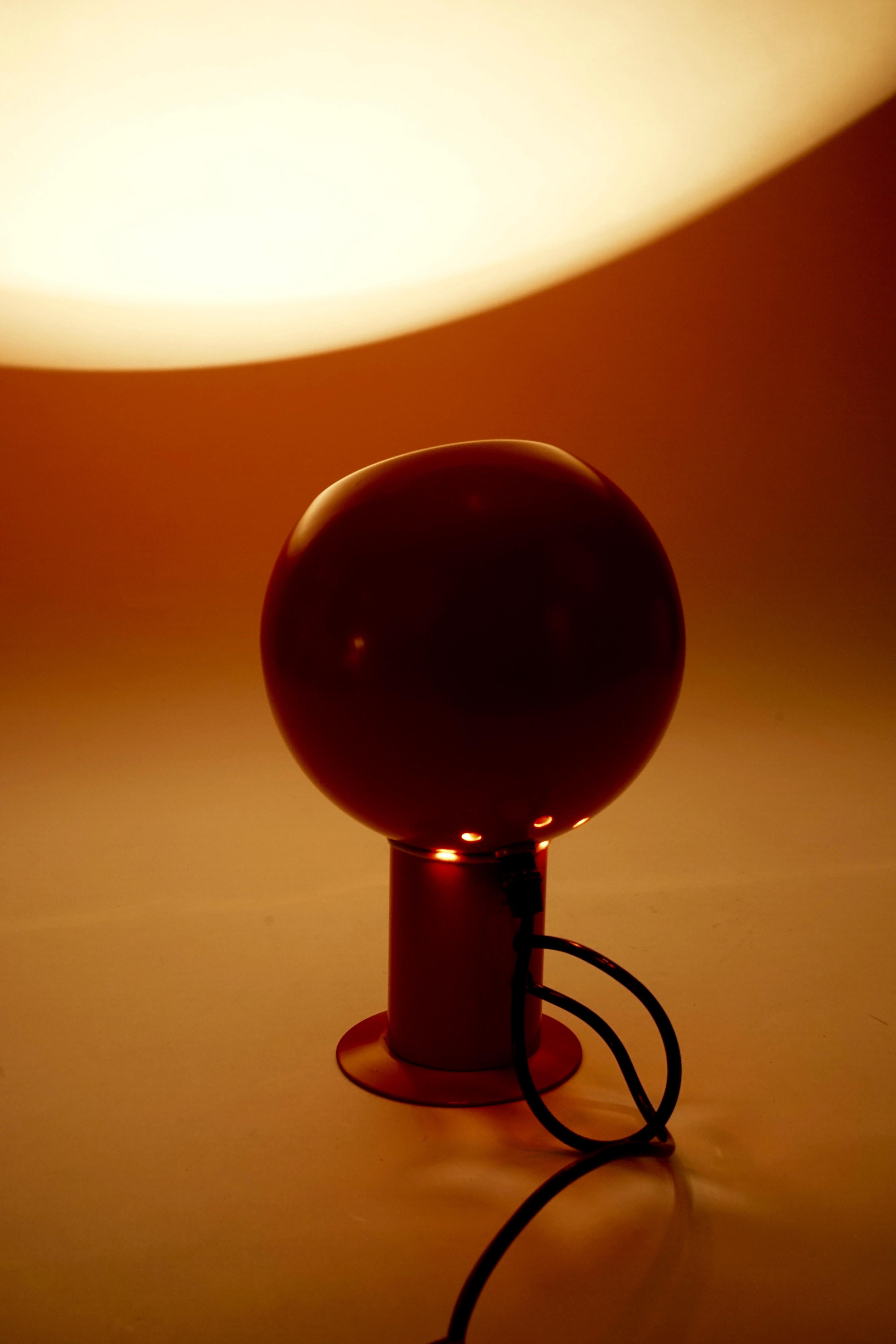 Lampe de table à boule magnétique des années 1970 en vente 4