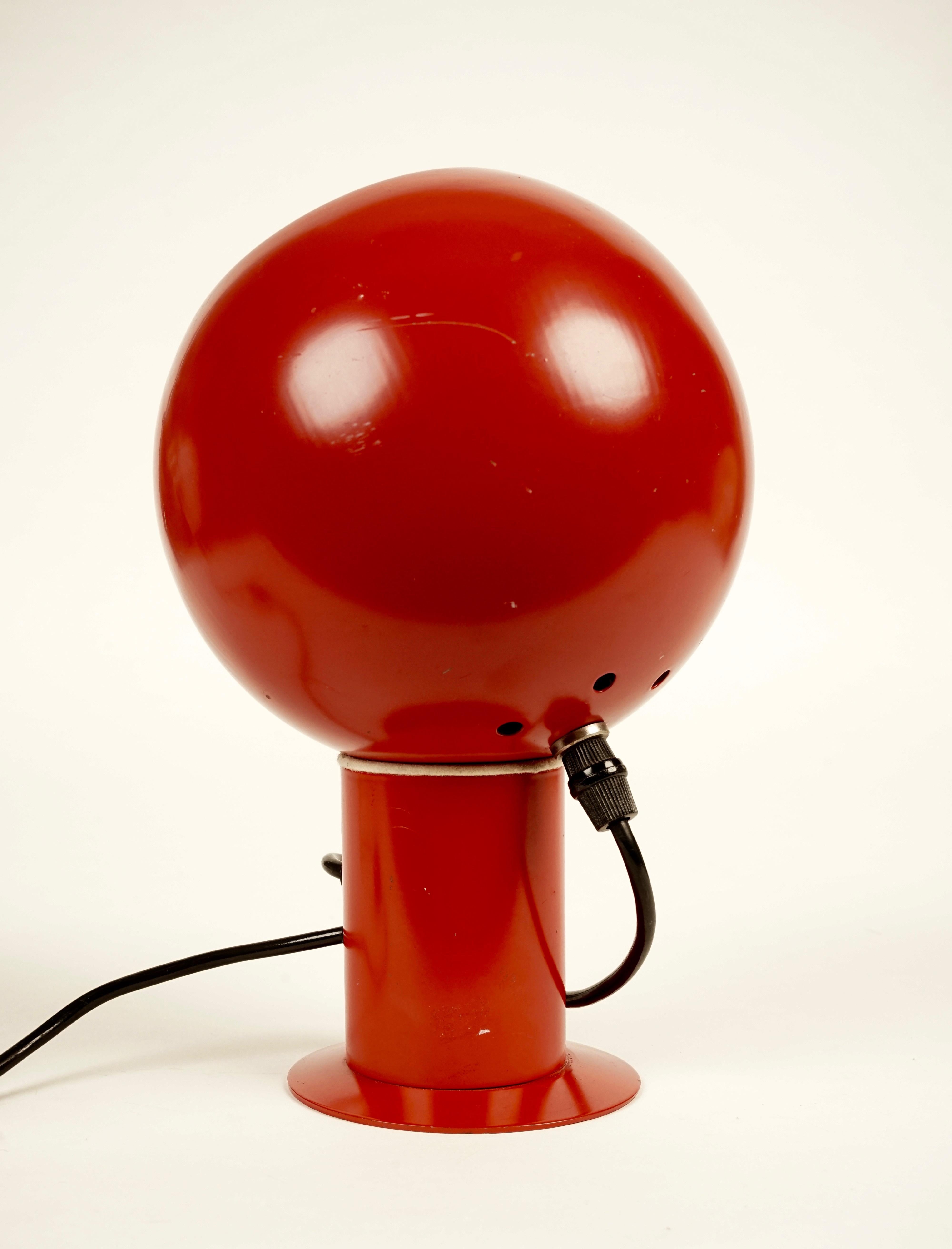 Cette lampe de table rouge à boule réglable est maintenue avec la base par un aimant.
Le ballon peut être déplacé dans différentes positions.
Fabriqué en Allemagne dans les années 1970.
