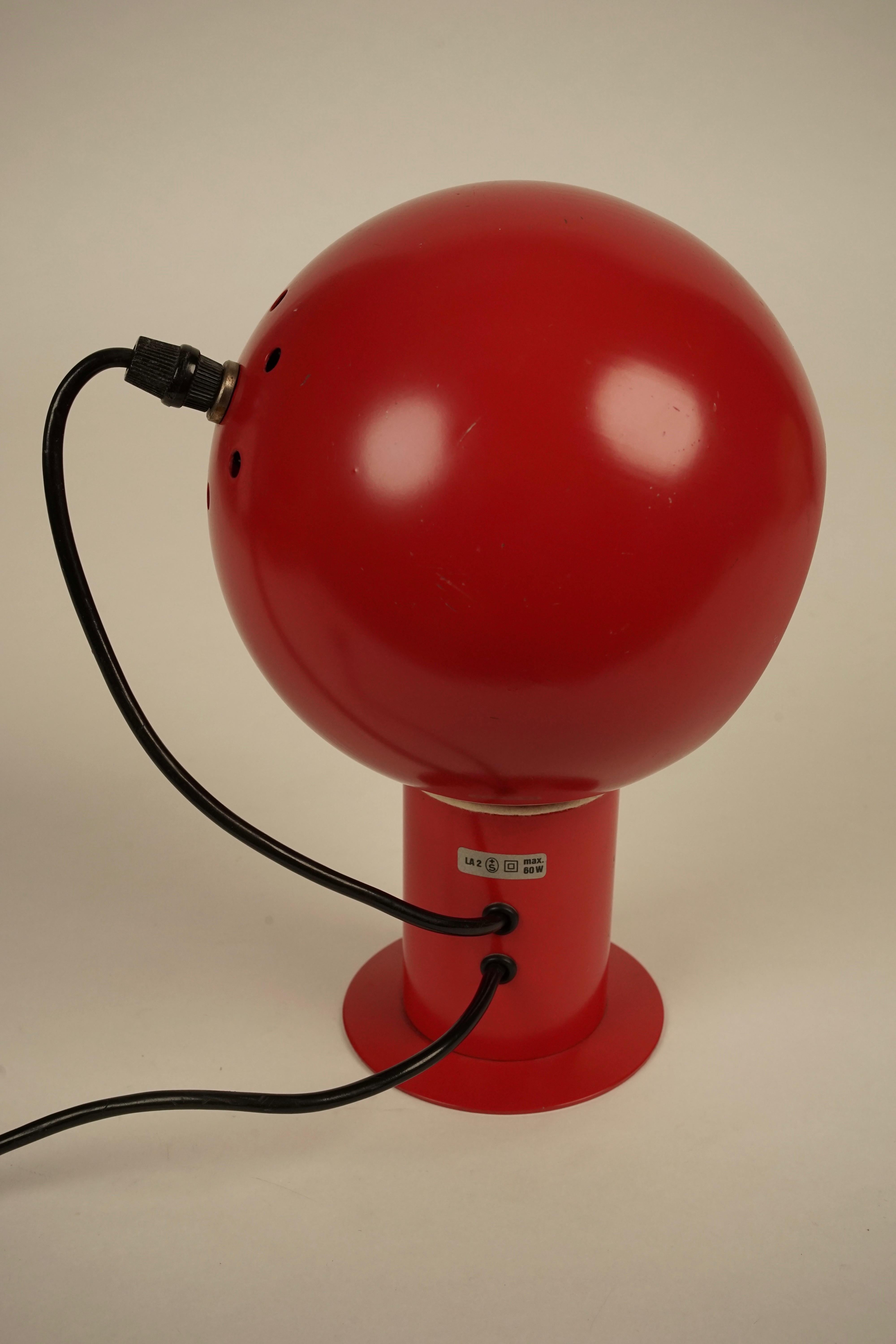 Allemand Lampe de table à boule magnétique des années 1970 en vente