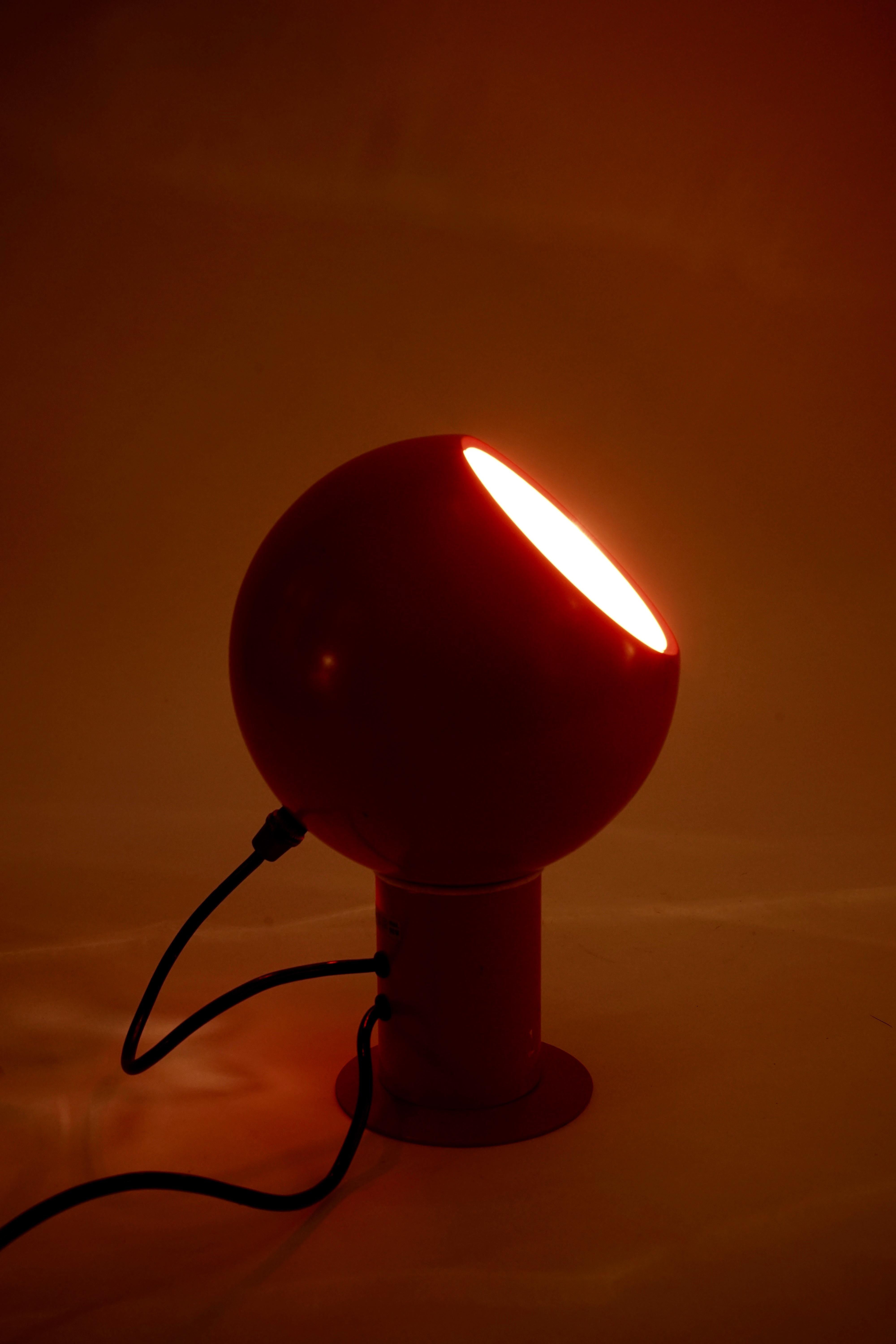 Métal Lampe de table à boule magnétique des années 1970 en vente