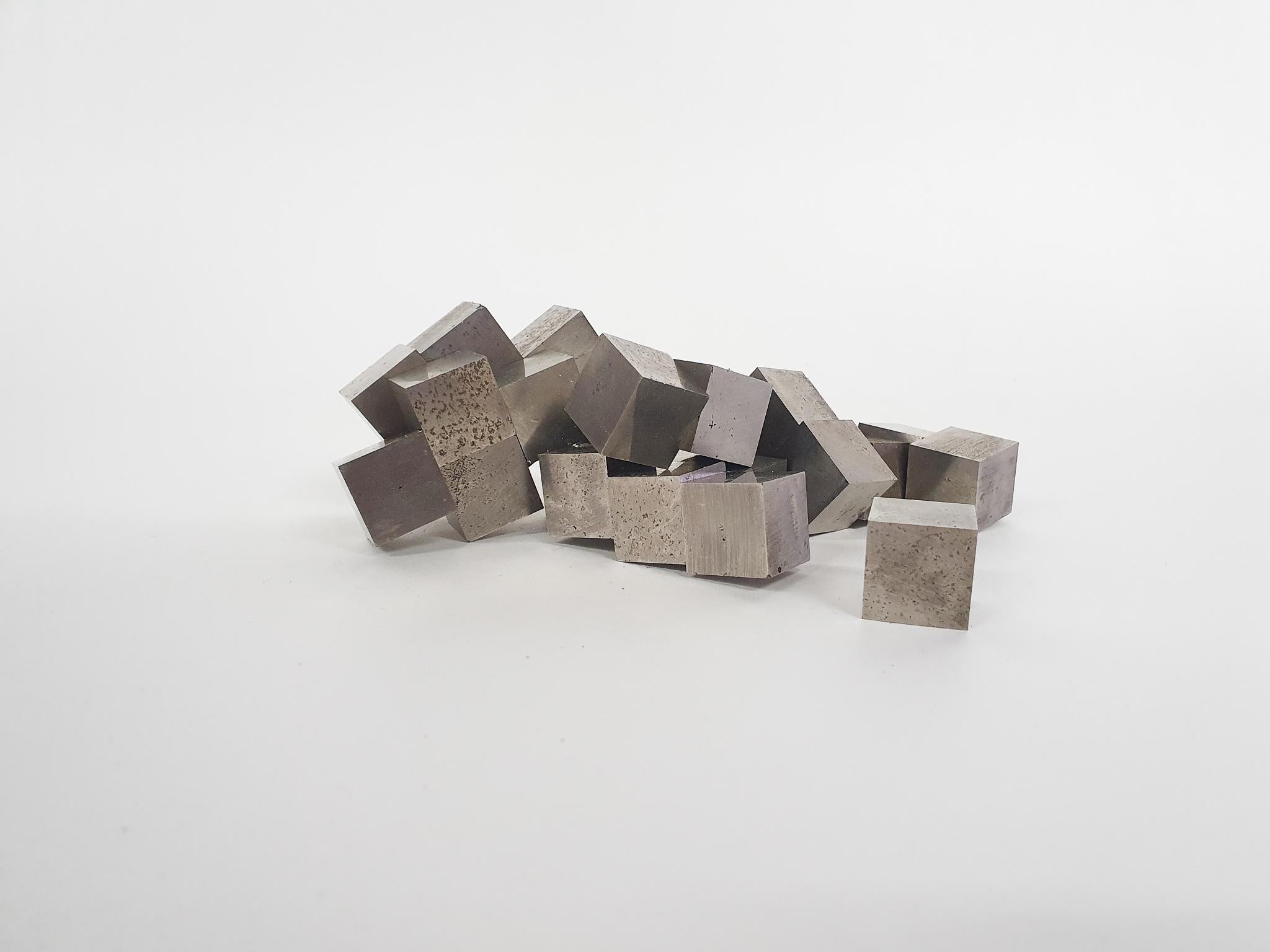 27 metal magnetic blocks of each 2 x 2 x 2cm. As a decorative object or as building toys.