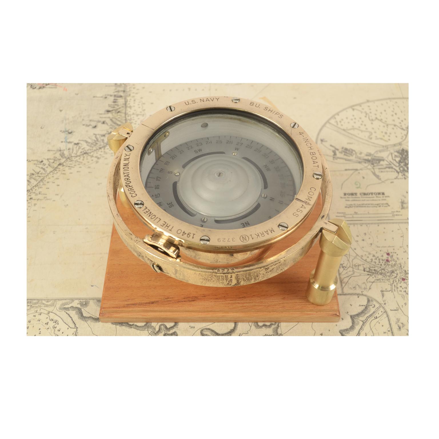 Magnetic compass on universal joint mounted on a wooden board. The compass was produced in 1940 by the Lionel Corporation N.Y. Company for the U.S. Navy. Navy Bu Ships 4-inch Boat Compass No. 3729.
The compass consists of a cylindrical vessel of