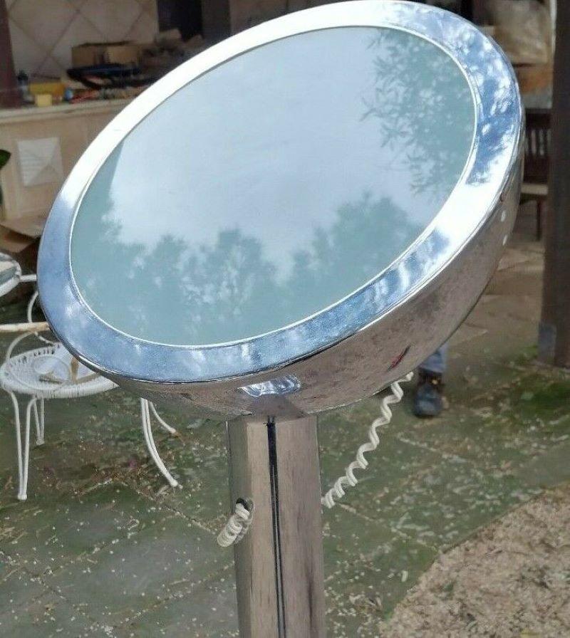 Lampadaire magnétique
beau et rare lampadaire produit par goffredo reggiani, original des années 70, en acier avec diffuseur mobile à volonté et fixé au corps central au moyen d'un grand aimant qui en facilite le positionnement

Il mesure 150 cm