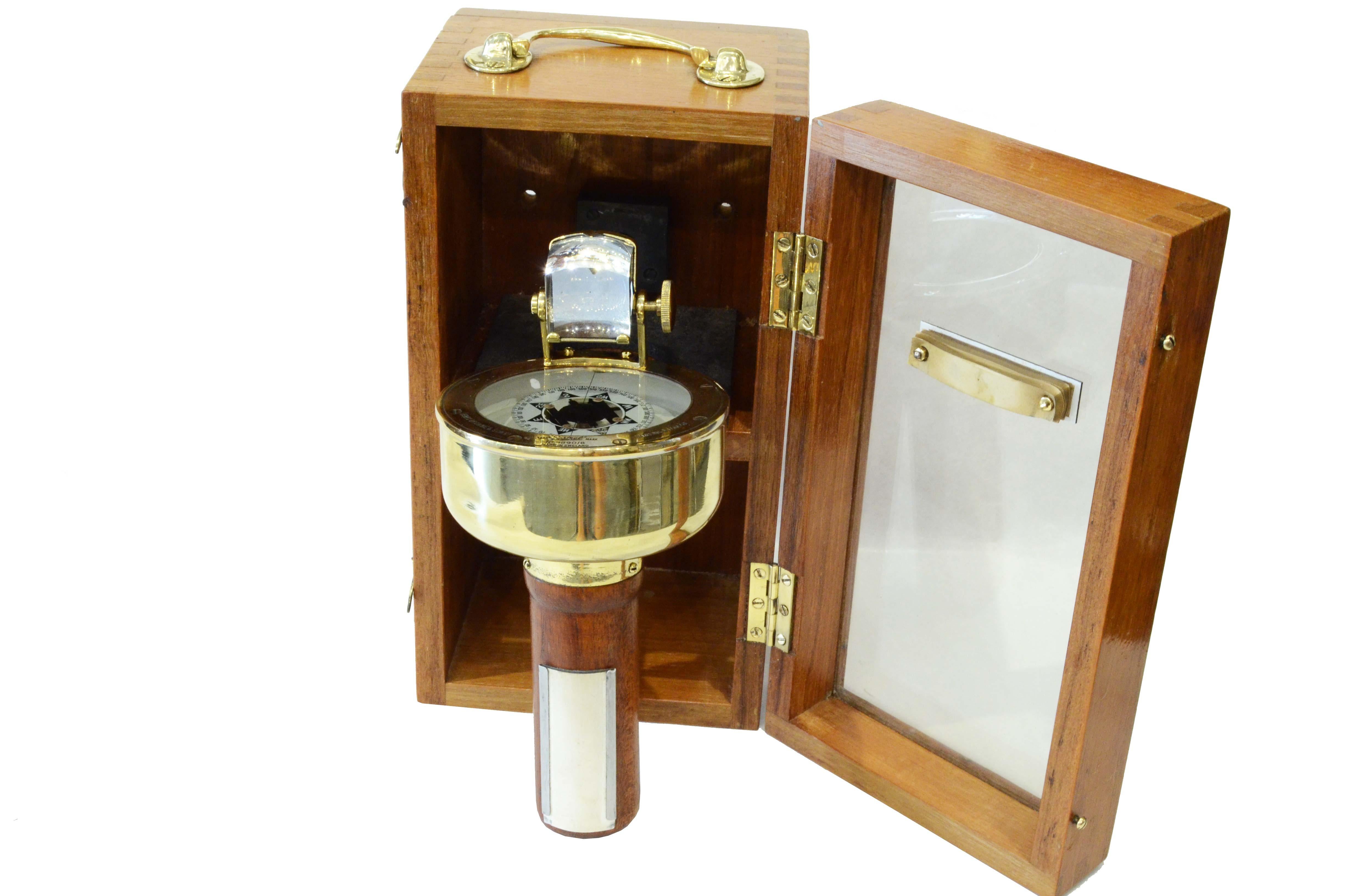 Bussola  da rilevamento magnetico a mano, firmata Henry Browne & Son Ltd   Sestrel n. 9890/b Made in England,  Barking & London dei primi del ‘900. Altezza cm 23- inches 9, diametro bussola cm 10,5-inches 4.2. 
Alloggiata nella sua scatola originale