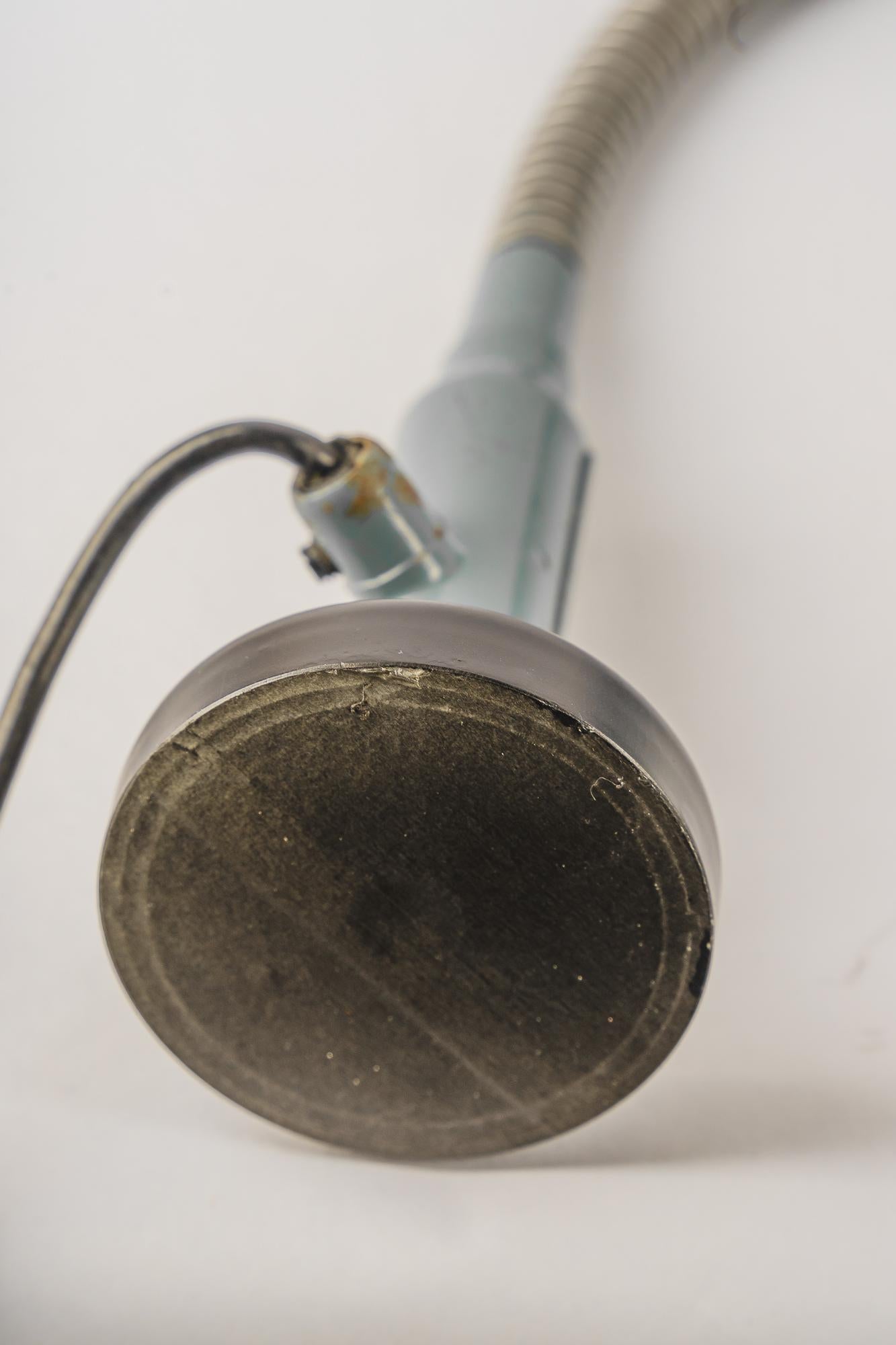 Magnetische Tischlampe ca. 1950er Jahre (Moderne der Mitte des Jahrhunderts) im Angebot