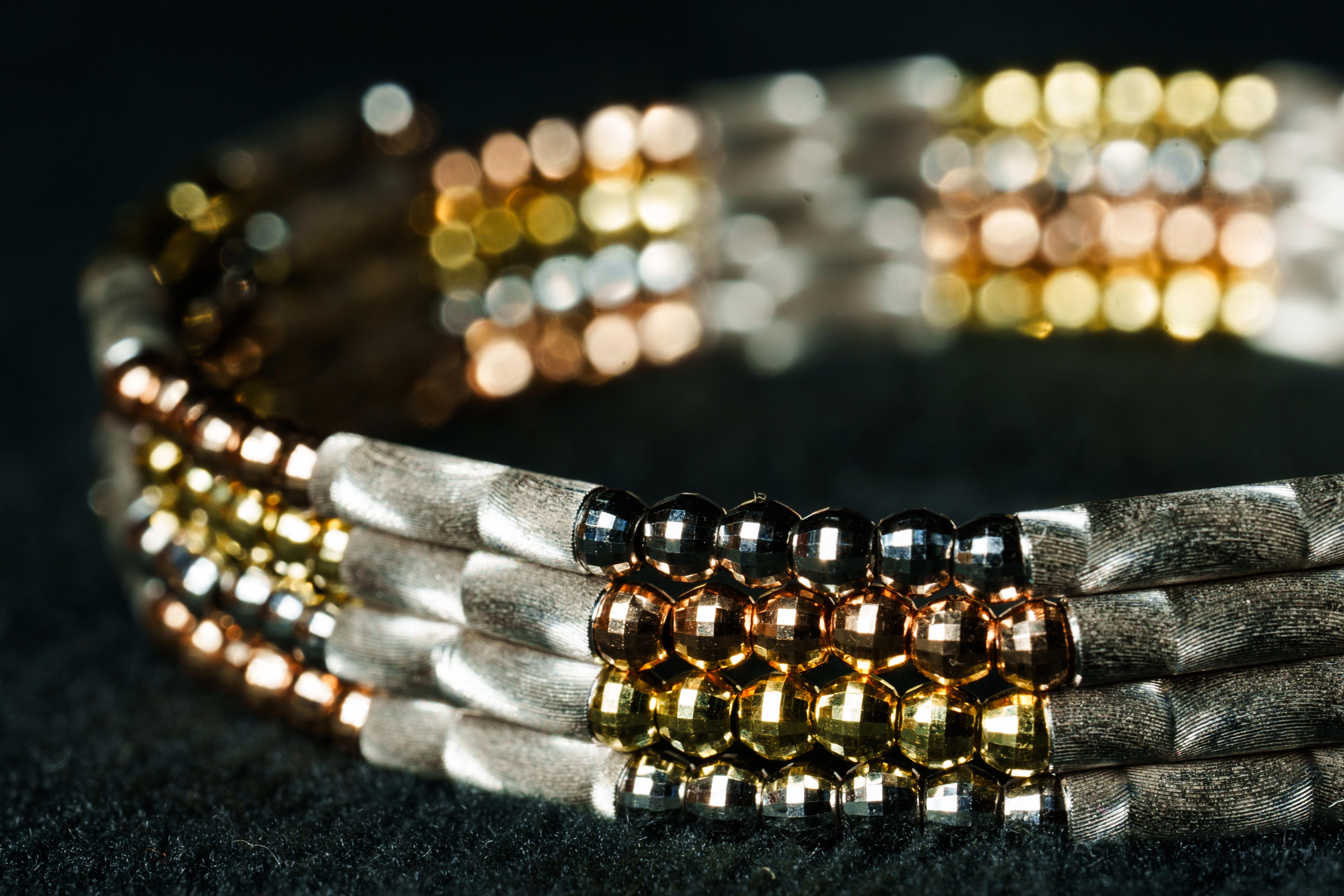 Metallo:
 1. PT950/2 tono Oro
 e altre scelte (oro giallo 18 carati, oro bianco 18 carati, oro rosa 18 carati)

           Eleva il tuo stile con i nostri versatili gioielli magnetici, che si trasformano senza soluzione di continuità da bracciale a