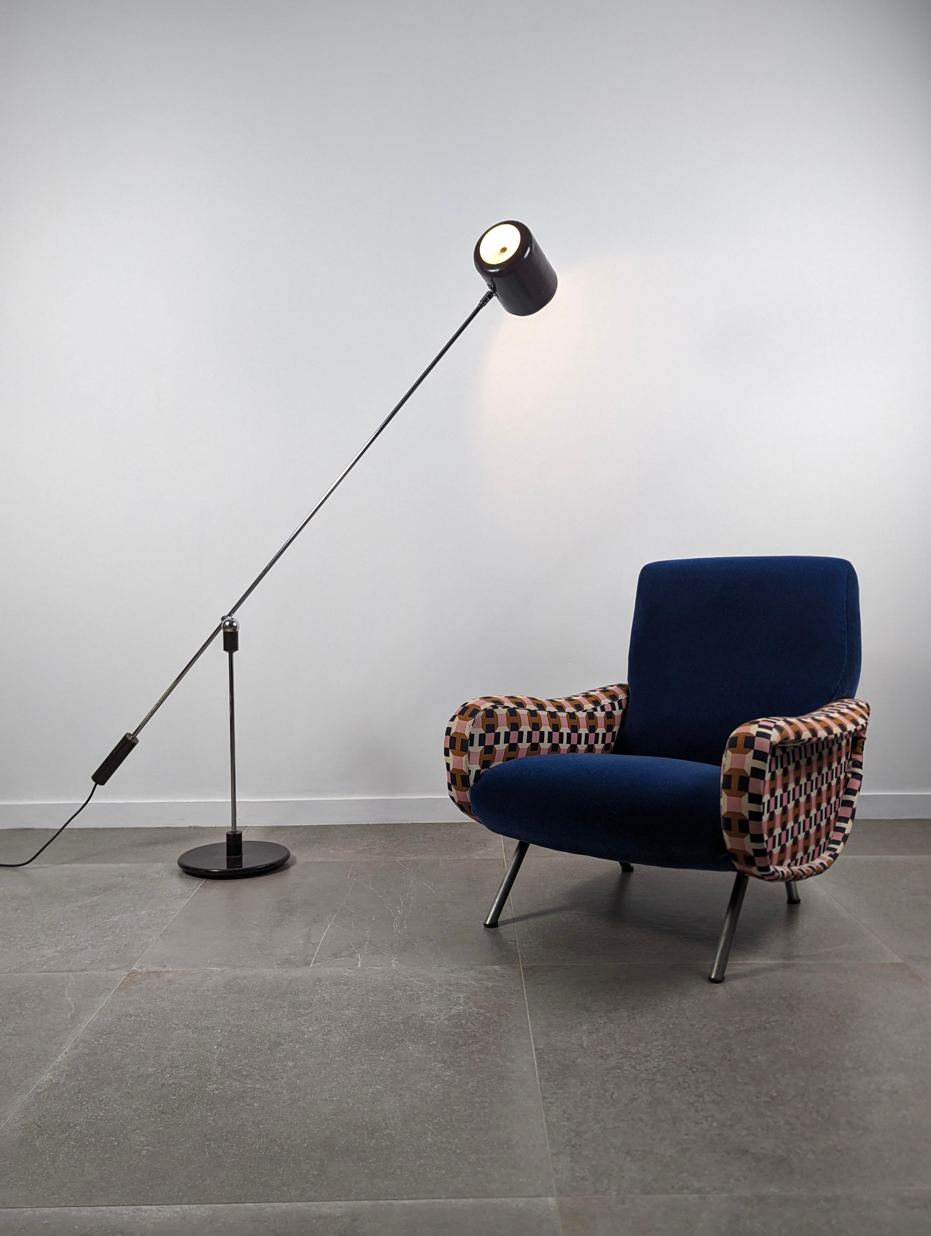 Unica e insolita lampada da terra Magneto, disegnata da Gilbert Watrous (1918-1991) per il concorso di design del 1951 organizzato dal MOMA, il Museum of Modern Art di New York. La lampada fu prodotta per la prima volta dall'azienda americana