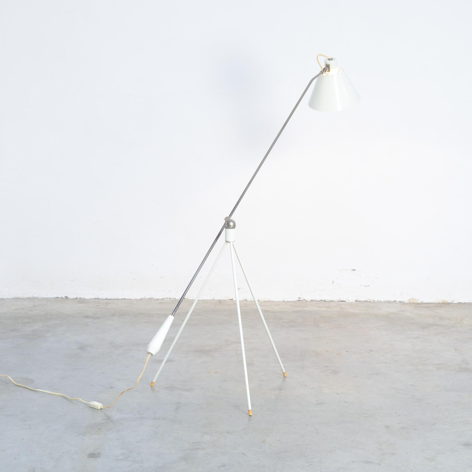 This magnificent floor lamp ‘Magneto’ was designed by H. Fillekes for Artiforte from 1954-1958.
This rare lamp was only produced for a short period.
The lamp has a white lacquered metal tripod foot which is connected to a balance arm using a round