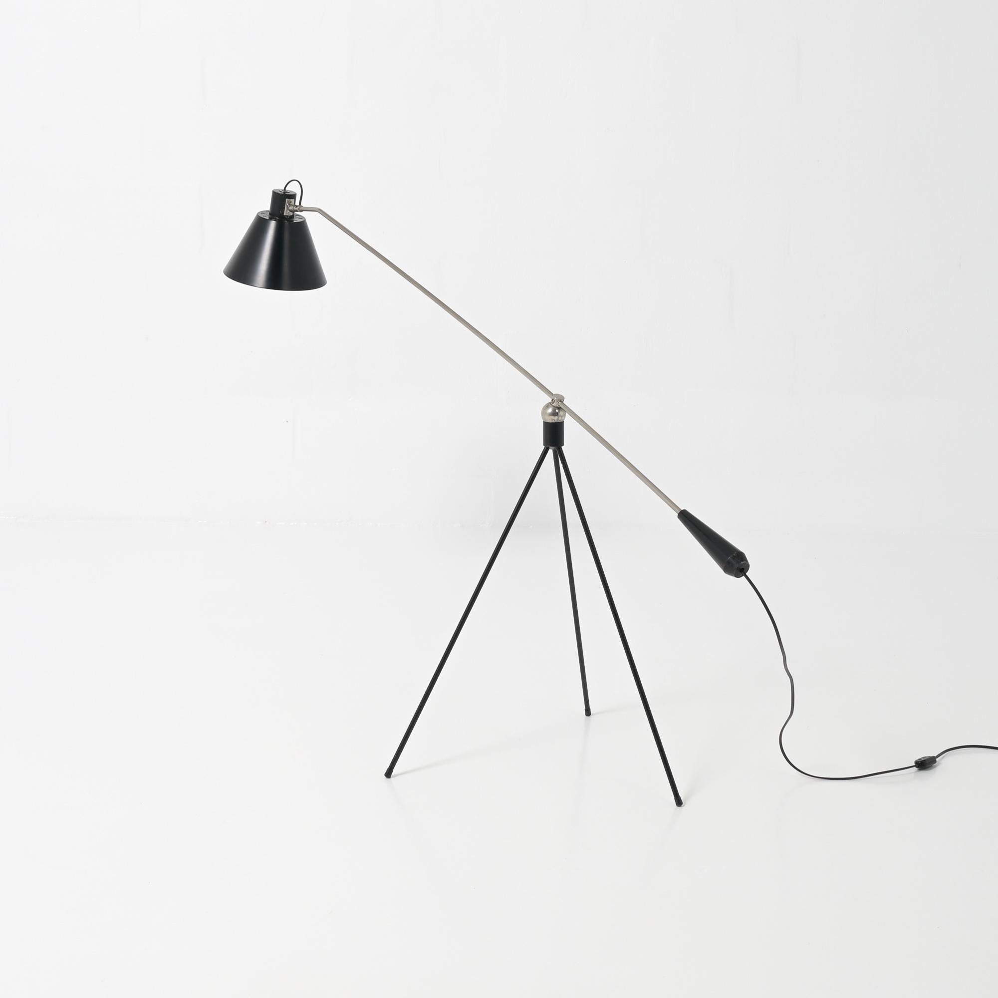 This magnificent floor lamp ‘Magneto’ was designed by H. Fillekes for Artiforte from 1954-1958.
This rare lamp was only produced for a short period.
The lamp has a black lacquered metal tripod foot which is connected to a balance arm using a round