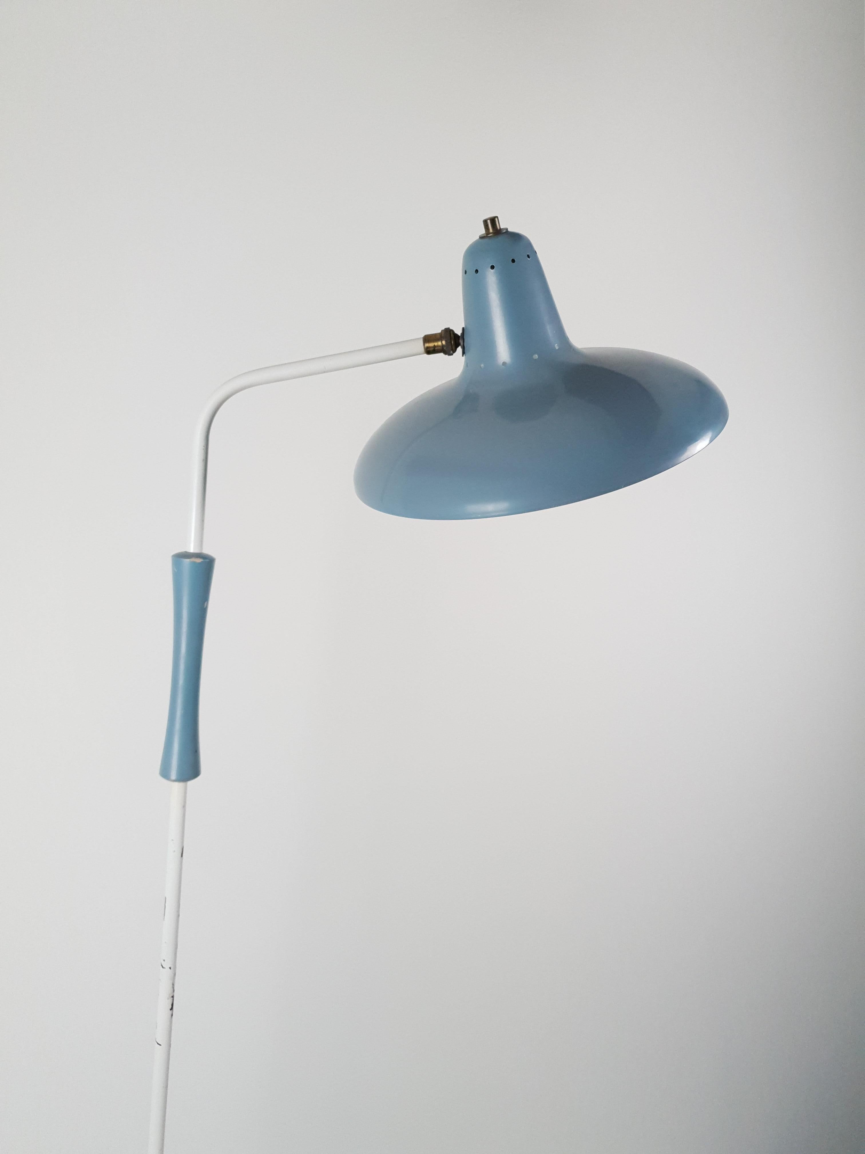 Lighting, floor lamp, H. fillekes, Artifort, The Netherlands, Mid century Modern

This magnificent floor lamp ‘Magneto’ was designed by H. Fillekes for Artiforte from 1954-1958.
This rare lamp was only produced for a short period.
The lamp has a