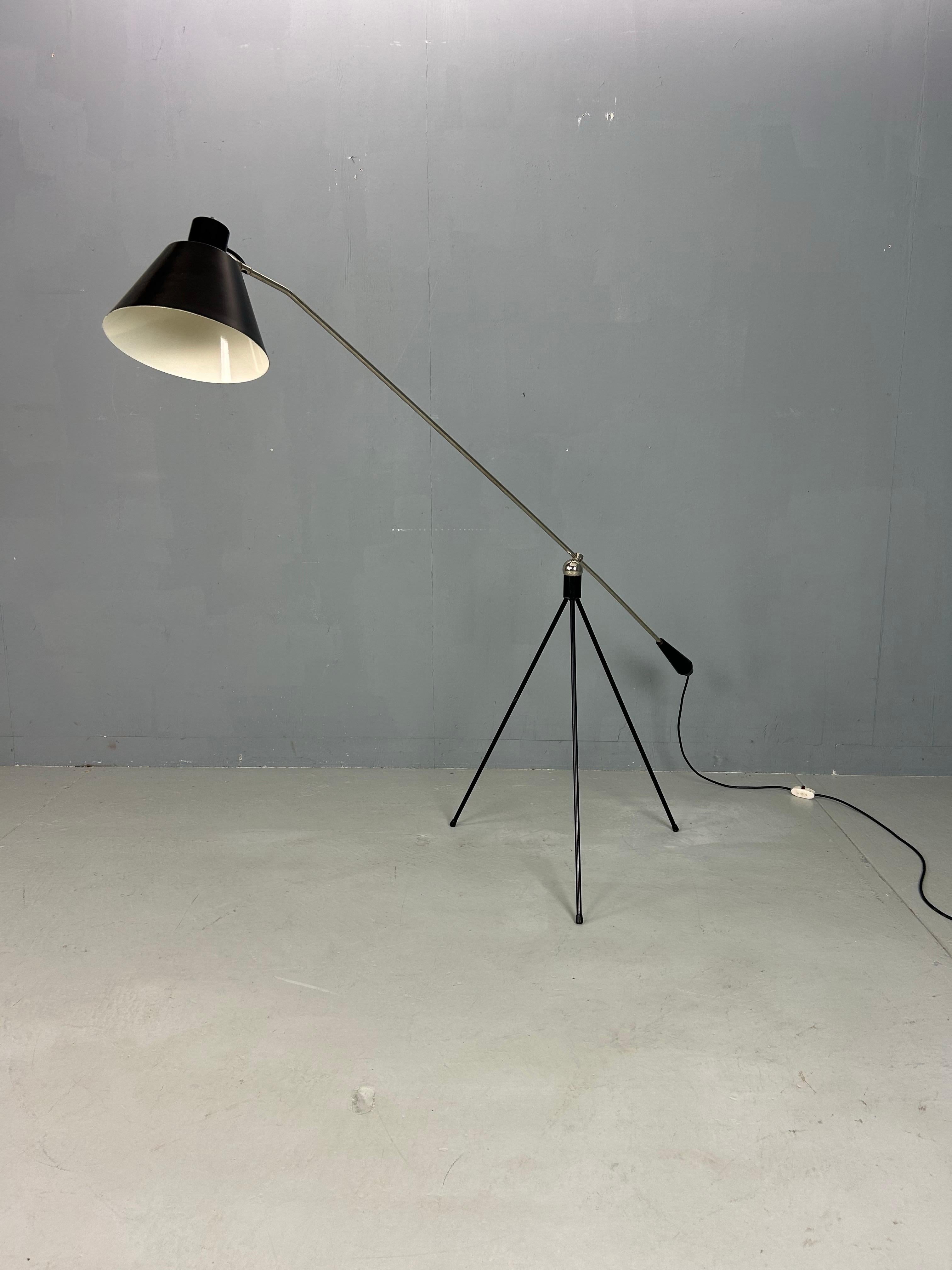 Admire this ‘Magneto’ floor lamp by H. Fillekes for Artiforte, the Netherlands, 1954. This minimalistic floor lamp features a lacquered metal tripod foot which is connected to a balance arm using a round shaped magnet and therefore allowing to place