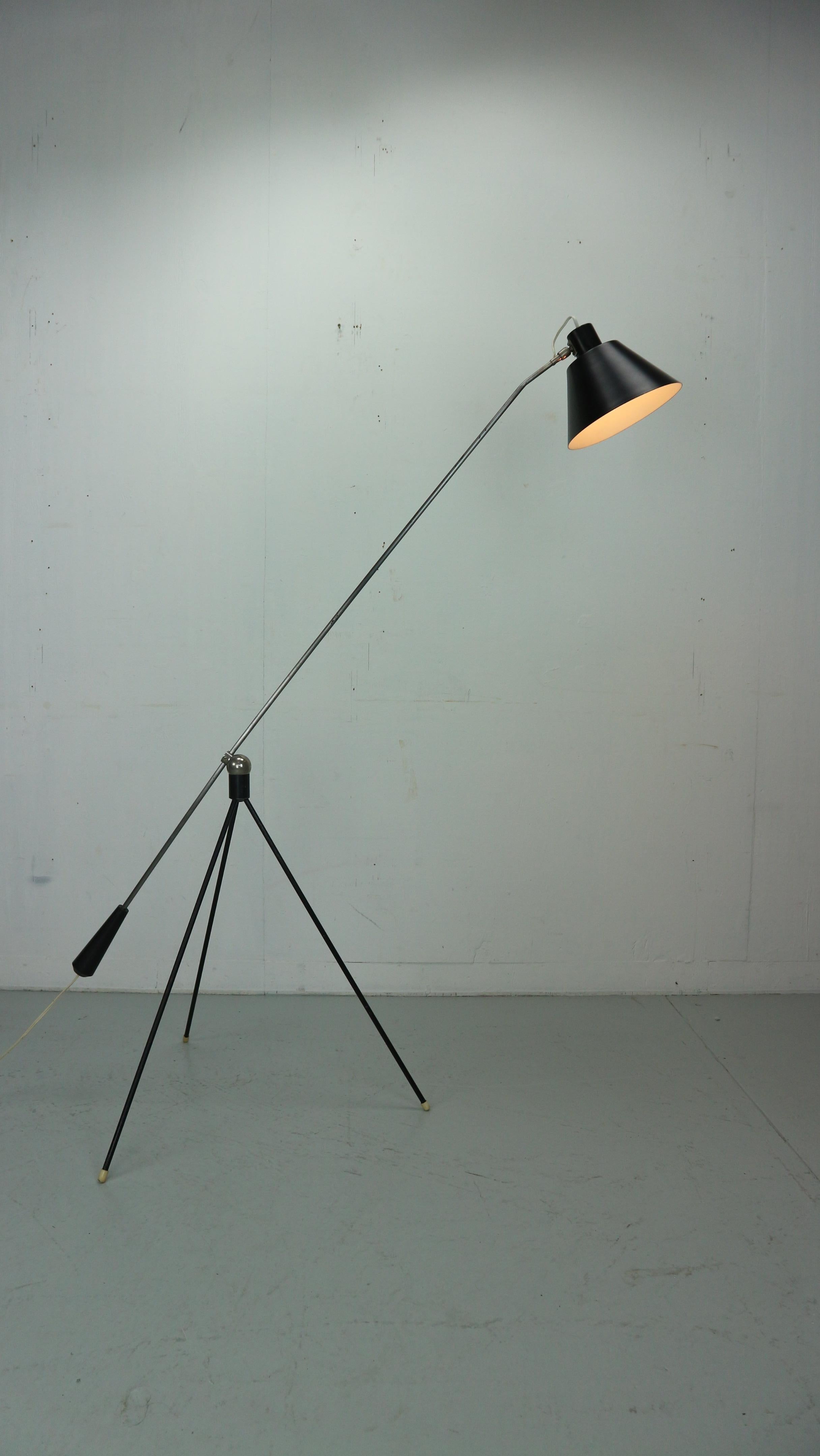 Admire this ‘Magneto’ floor lamp by H. Fillekes for Artiforte, the Netherlands, 1954. This minimalistic floor lamp features a lacquered metal tripod foot which is connected to a balance arm using a round shaped magnet and therefore allowing to place