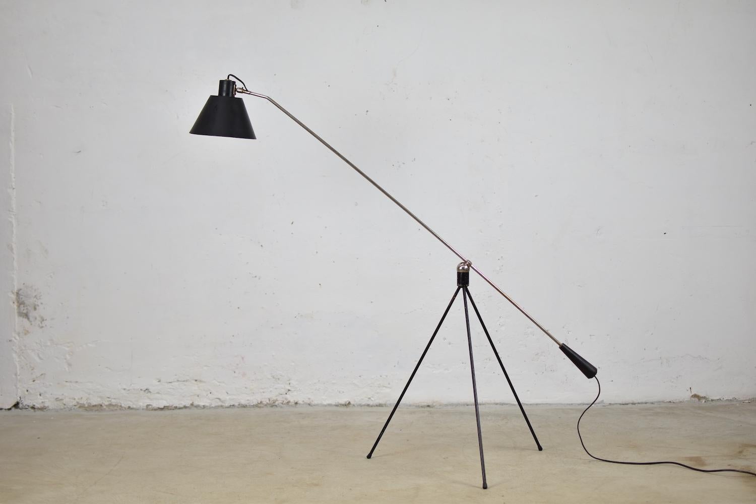 One of my all time favorite floor lamps. Admire this ‘Magneto’ floor lamp by H. Fillekes for Artiforte, The Netherlands, 1954. This minimalistic floor lamp features a lacquered metal tripod foot which is connected to a balance arm using a round