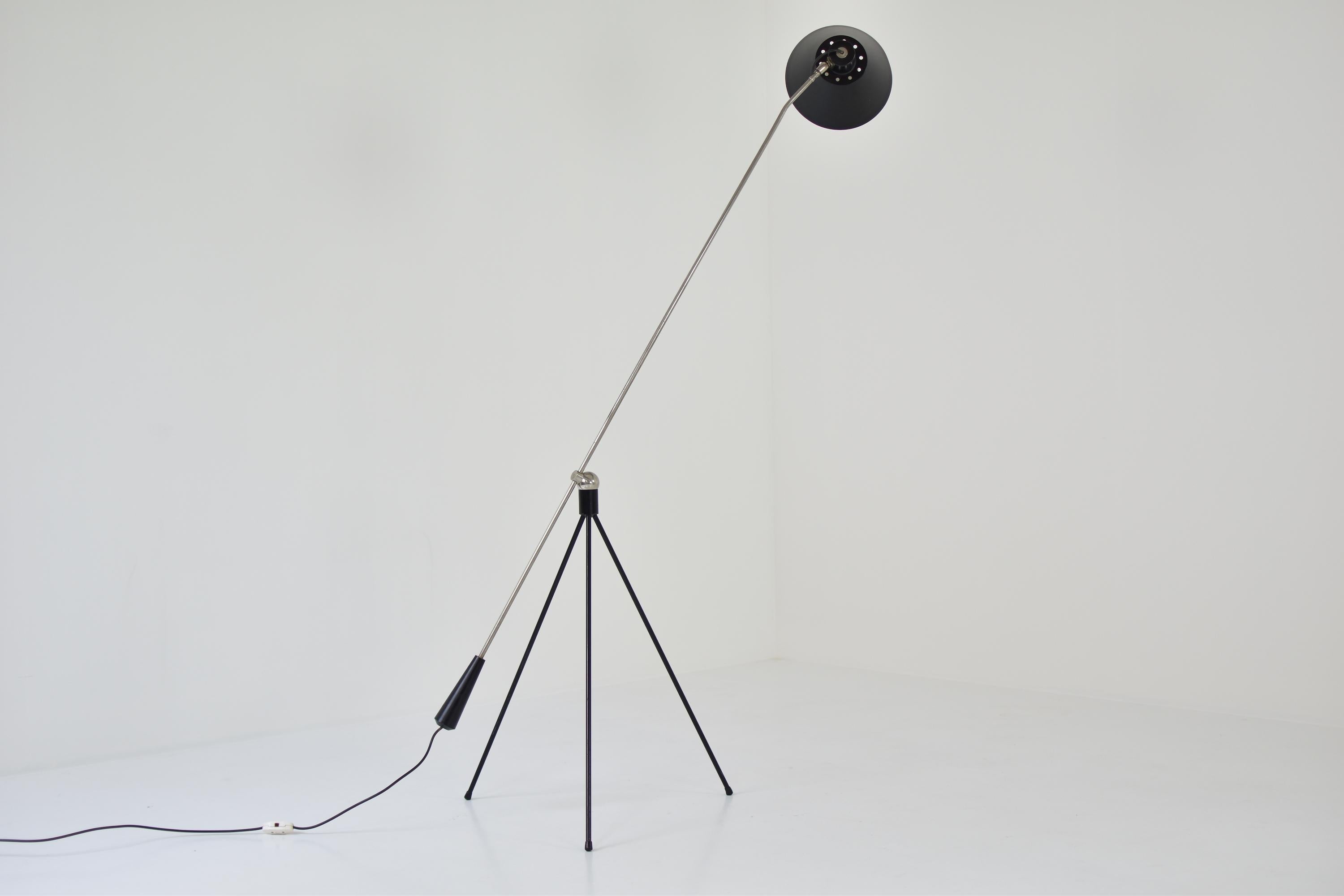 Admire this ‘Magneto’ floor lamp by H. Fillekes for Artiforte, the Netherlands, 1954. This minimalistic floor lamp features a lacquered metal tripod foot which is connected to a balance arm using a round shaped magnet and therefore allowing to place