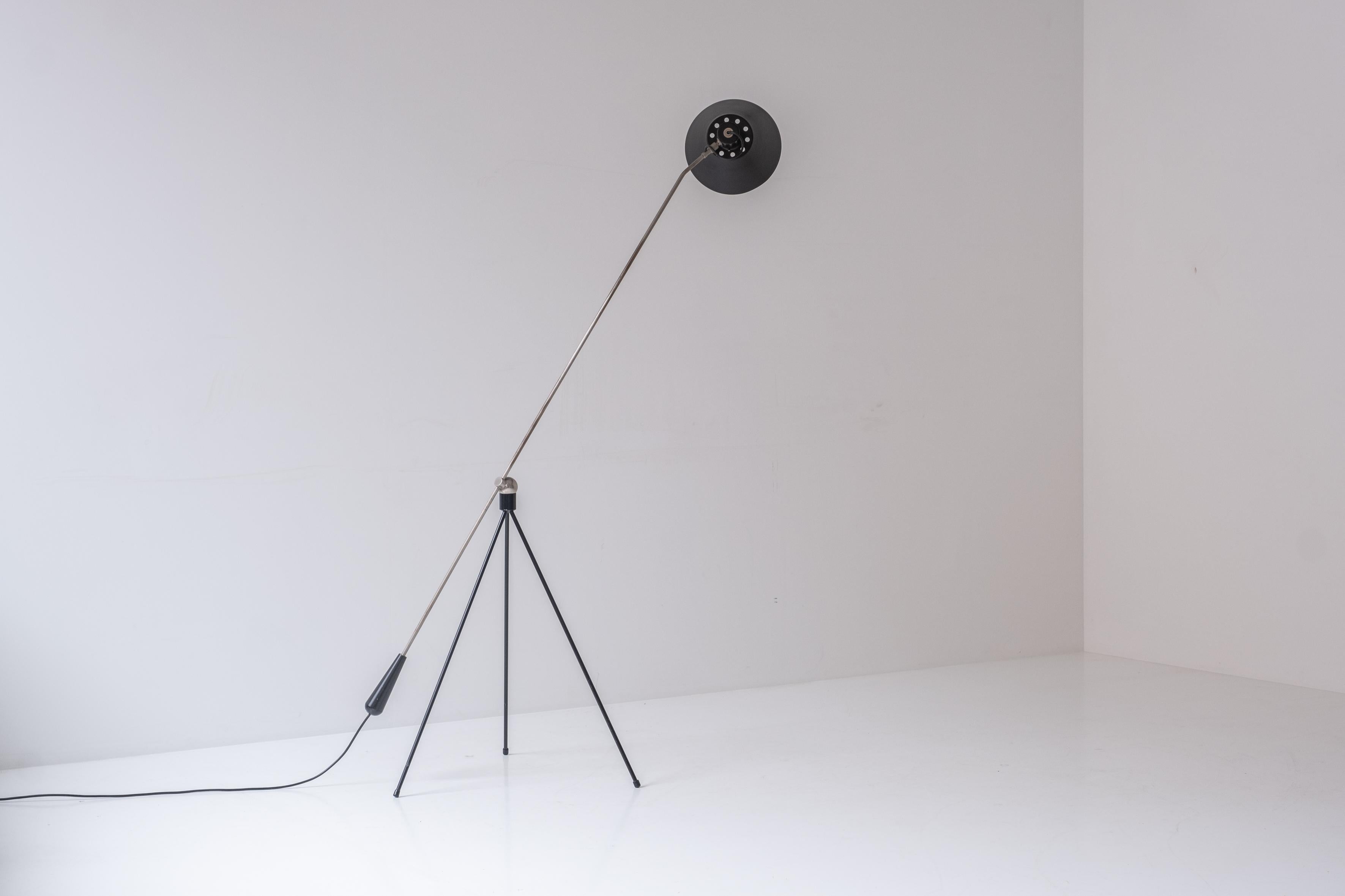 Early ‘Magneto’ floor lamp by H. Fillekes for Artiforte, The Netherlands 1954. This minimalistic floor lamp features a lacquered metal tripod foot which is connected to a balance arm using a round shaped magnet. Therefore allowing to place the lamp