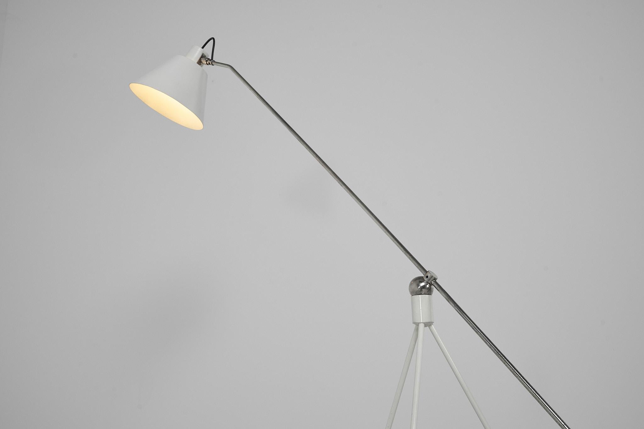 Eine atemberaubende und zeitlose 'Magneto'-Stehleuchte, entworfen von Henk Fillekes und hergestellt von Ateliers Artiforte in den Niederlanden, produziert von 1954-1958. Diese seltene Lampe wurde für einen kurzen Zeitraum produziert und es wurden