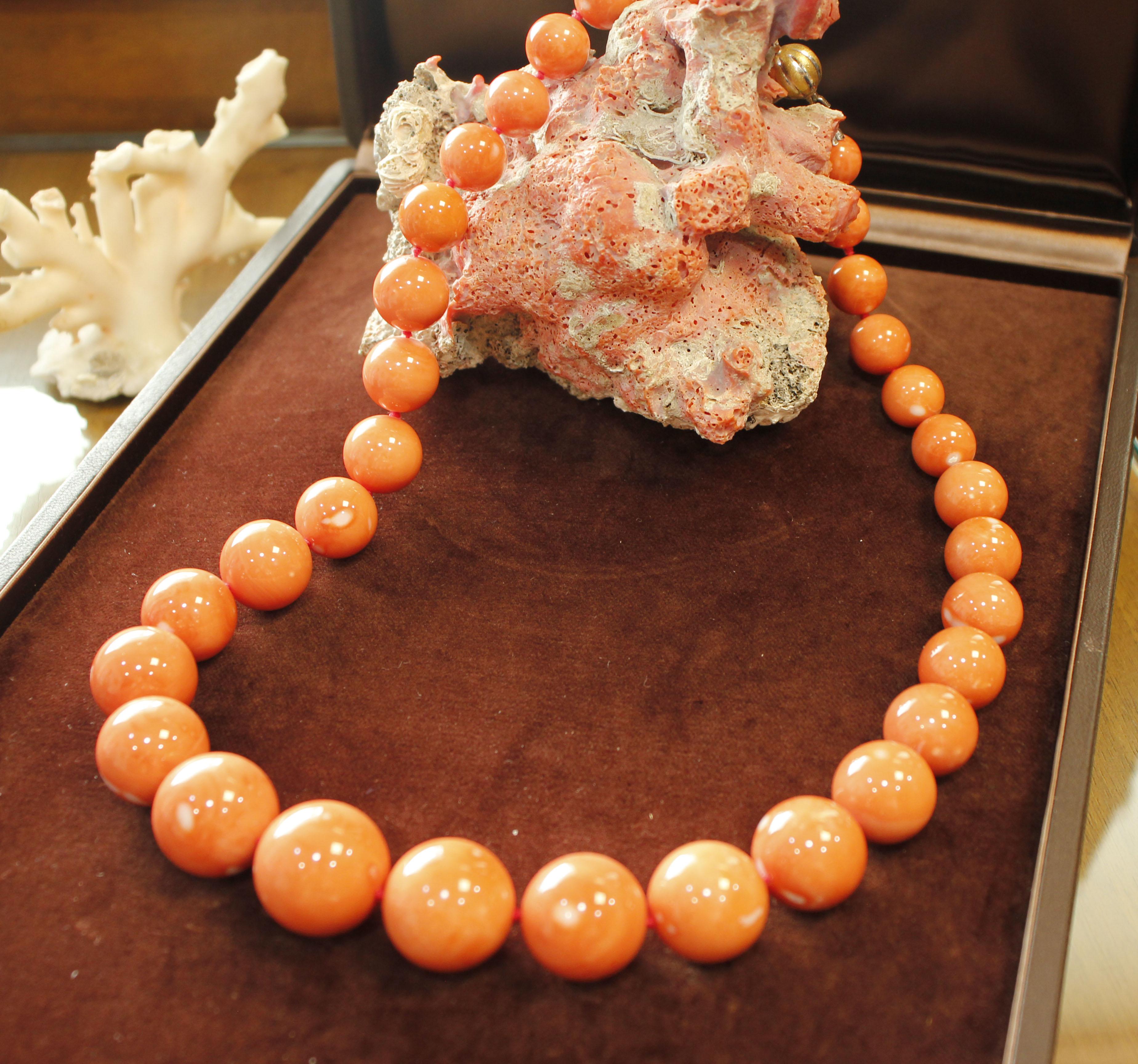 248.50 g of Red Spheres Coral, 18 Karat Yellow Gold Clasp, Beaded Necklace 5