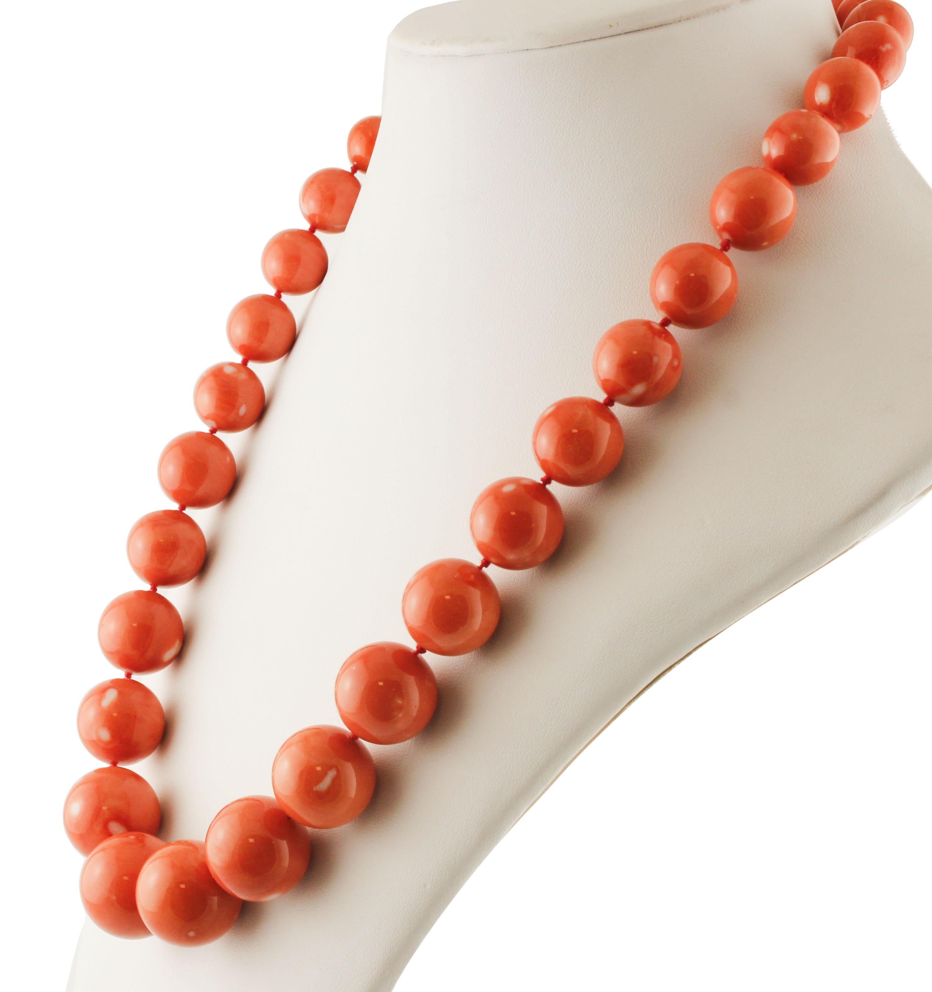 Magnificent and really unique, this coral necklace is a great rarity in the world of coral. 
Realized with 33 spheres of natural coral, coming from the Japanese sea, without any kind of treatment,   this necklace is composed by spheres, whose