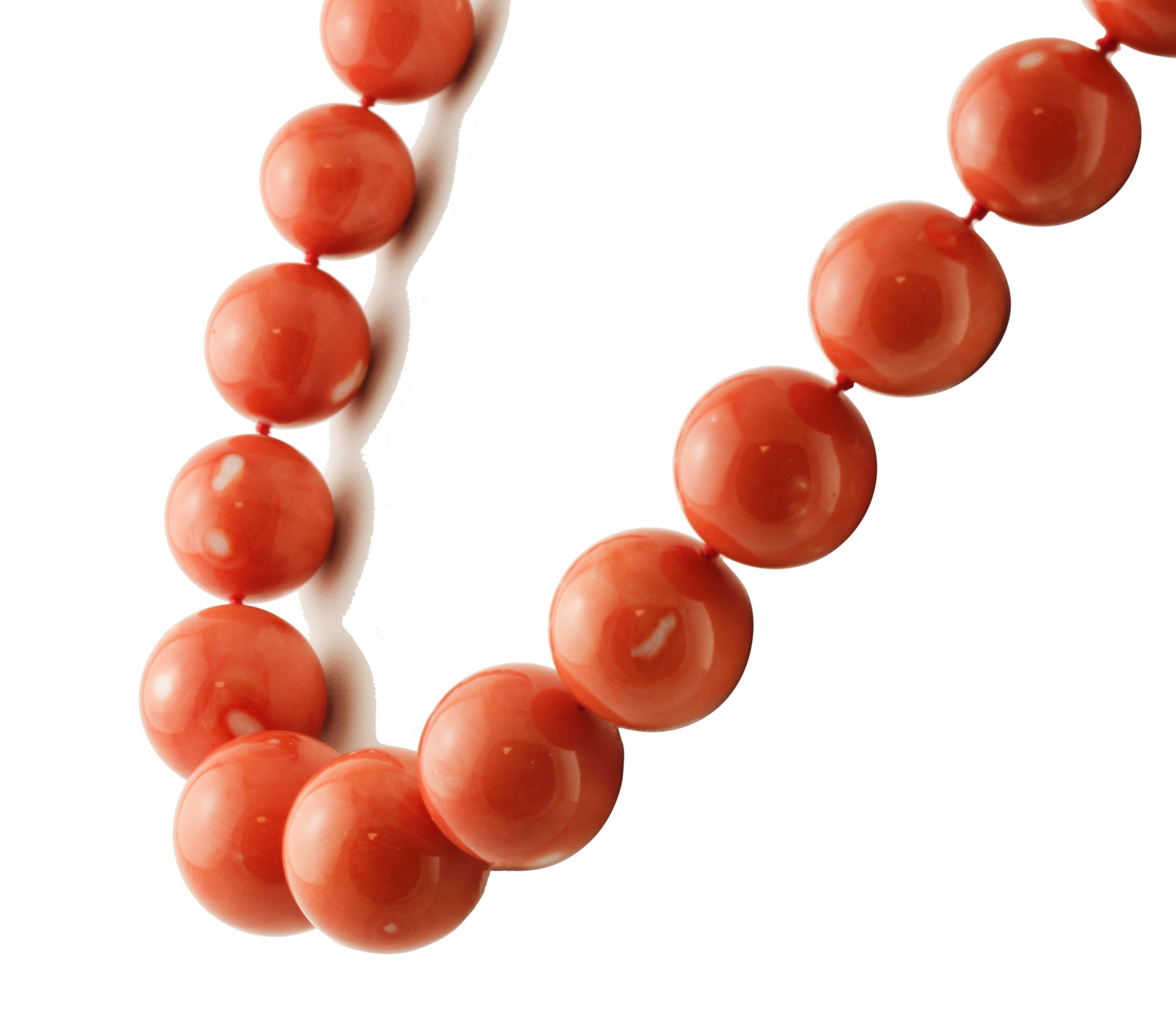 Retro 248.50 g of Red Spheres Coral, 18 Karat Yellow Gold Clasp, Beaded Necklace