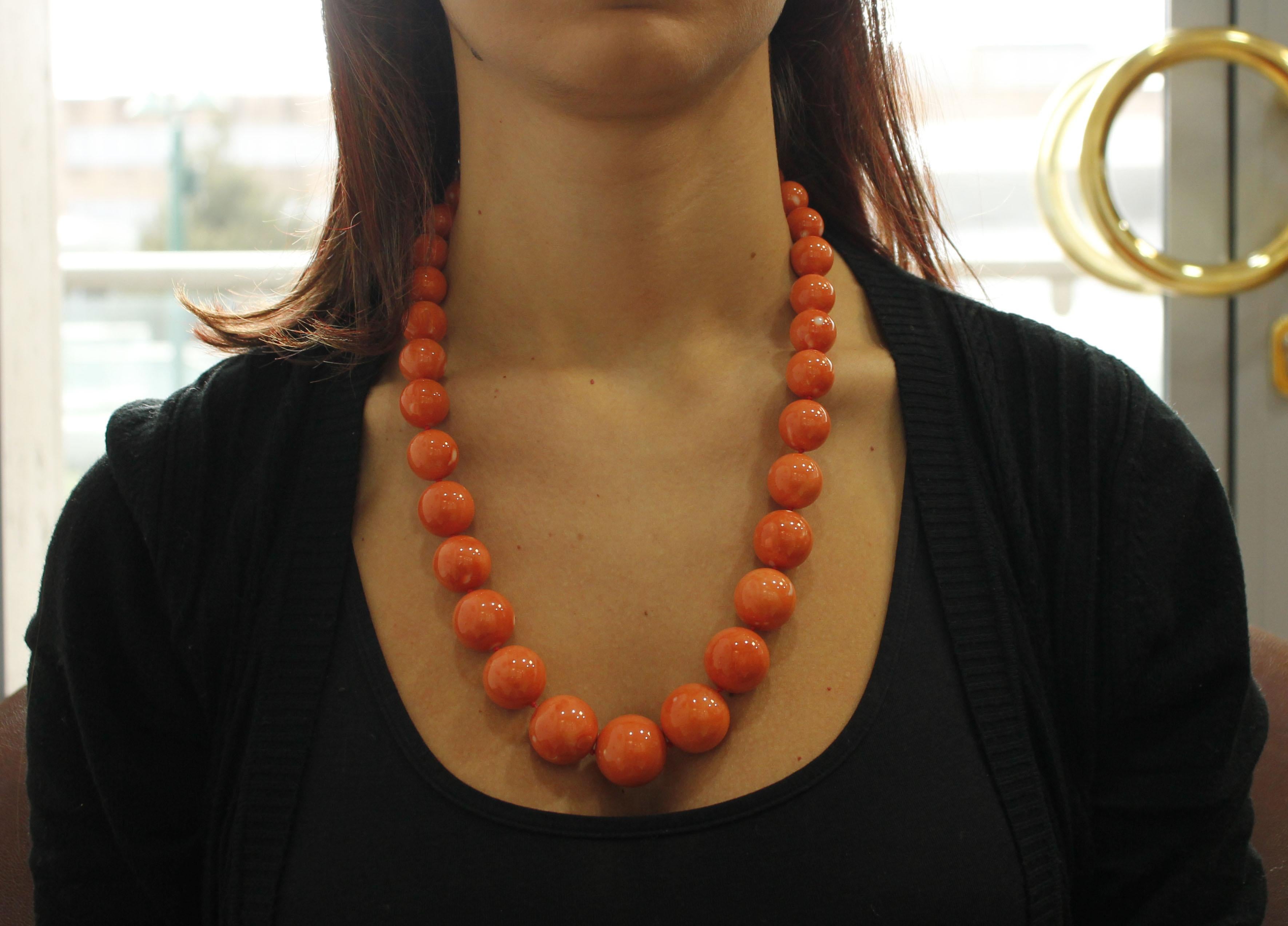 Women's or Men's 248.50 g of Red Spheres Coral, 18 Karat Yellow Gold Clasp, Beaded Necklace