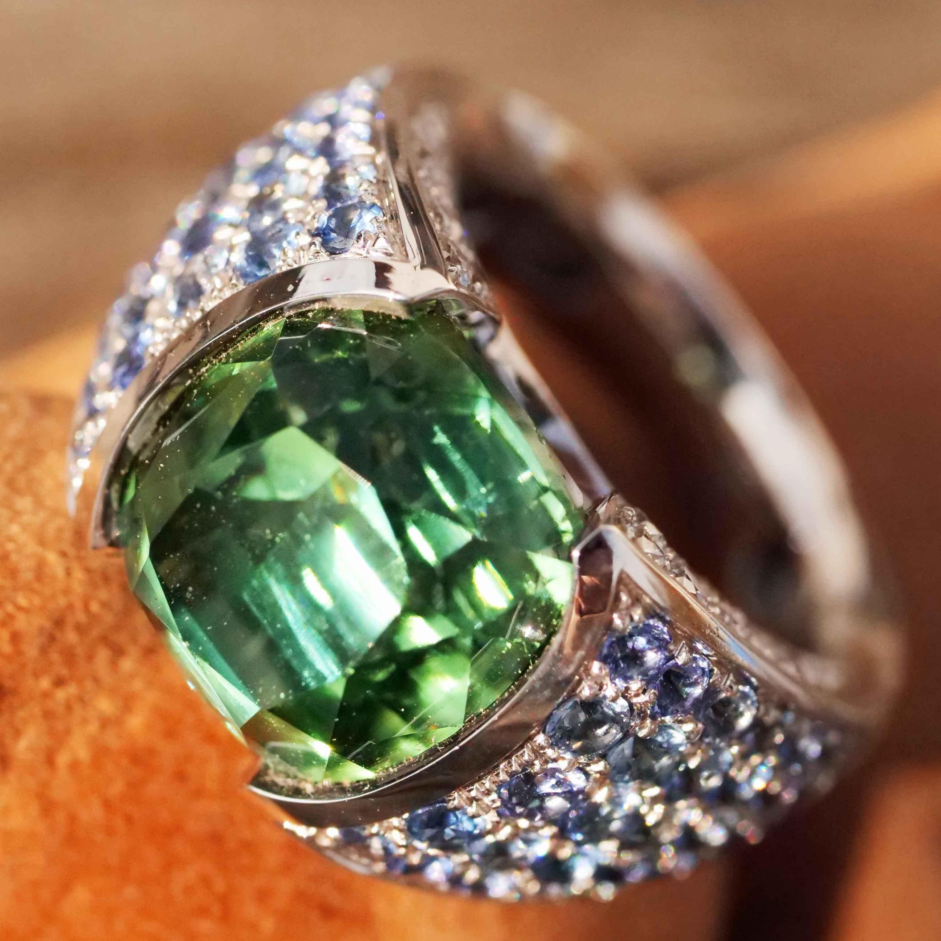 Prächtiger Lagunengrüner 12,56 ct Turmalin Saphir Brillant Ring Investment Edelstein im Zustand „Neu“ im Angebot in Viena, Viena