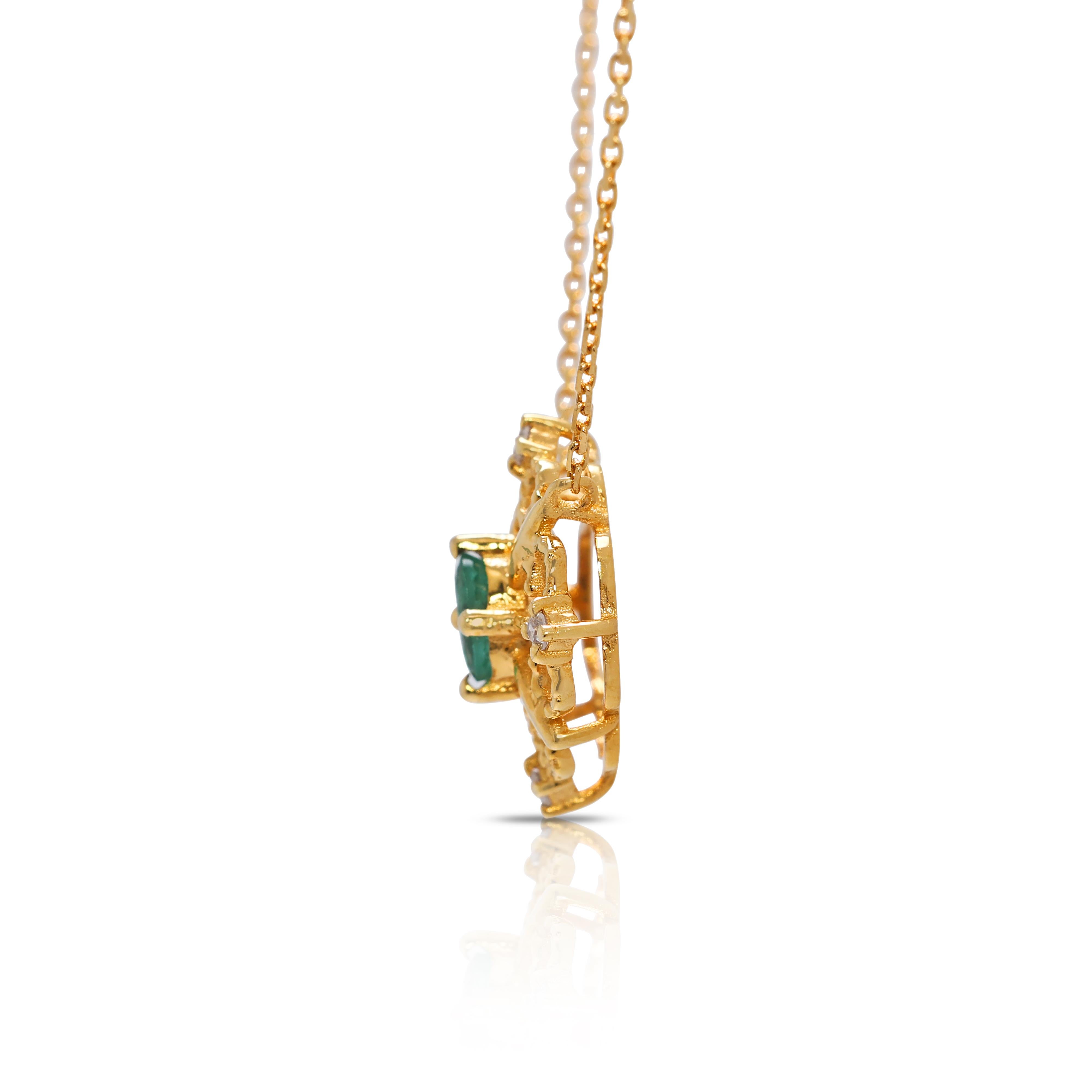 Taille ovale Magnifique collier en or jaune 18 carats avec émeraudes 0,17 carat et diamants naturels en vente