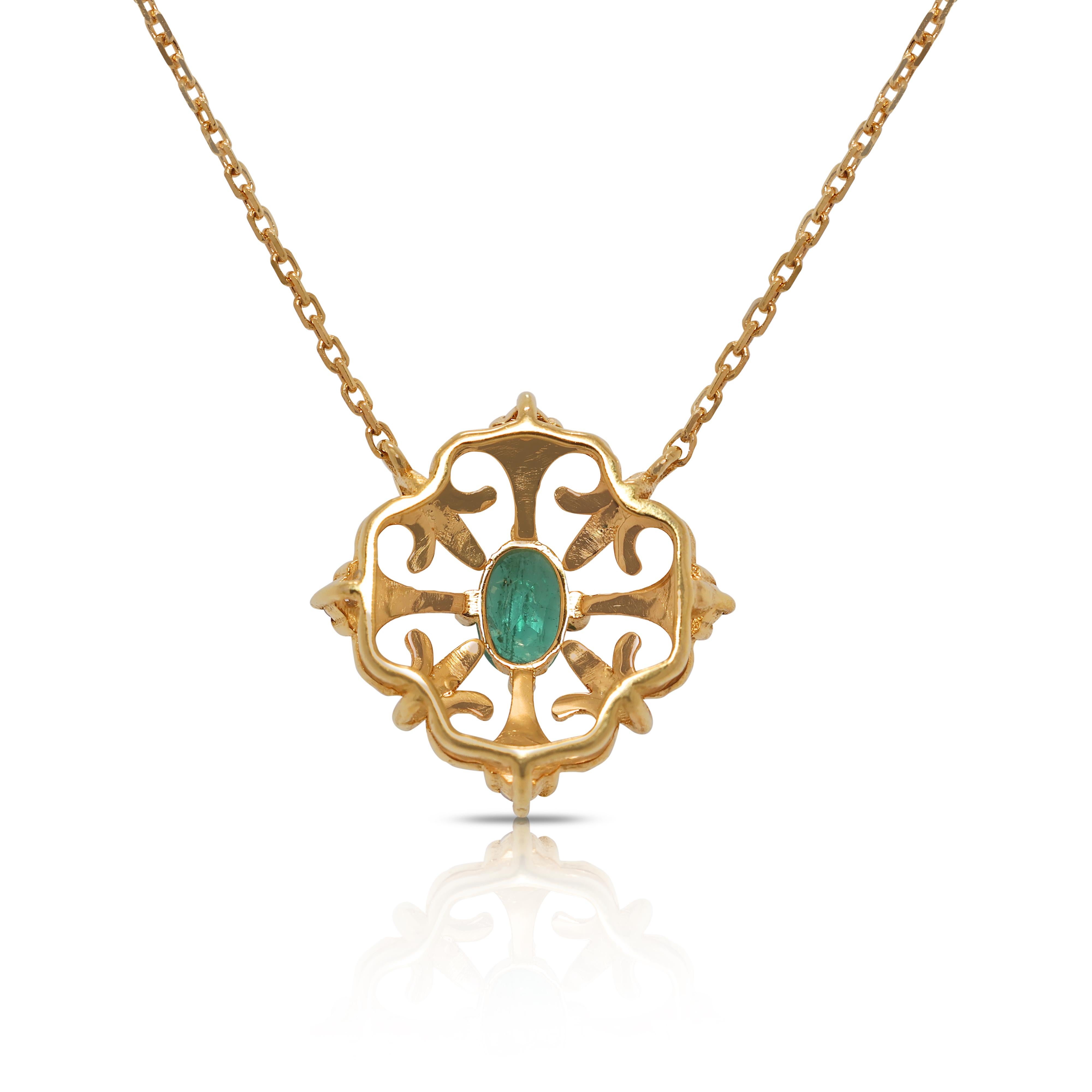 Magnifique collier en or jaune 18 carats avec émeraudes 0,17 carat et diamants naturels en vente 1