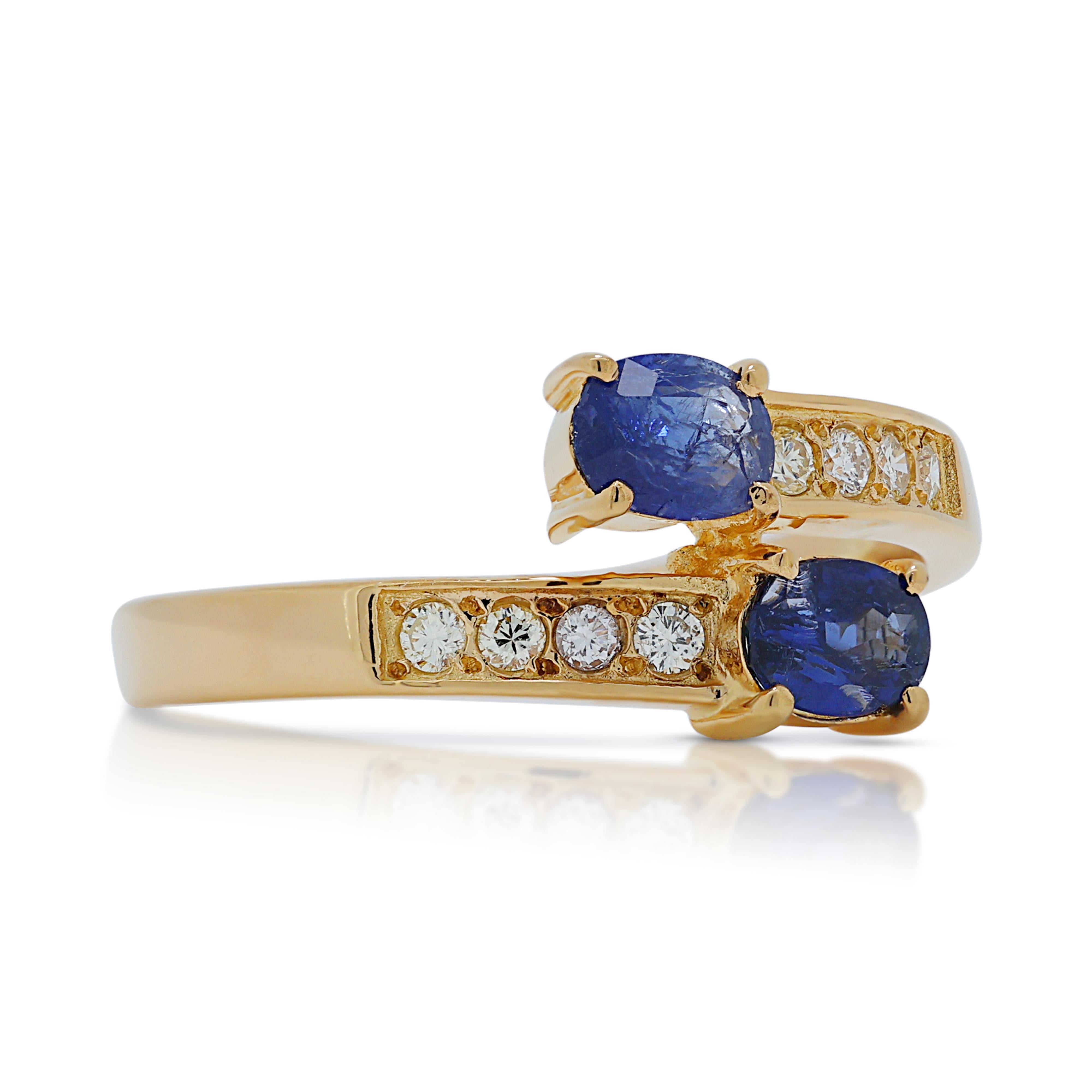 Magnificent 0.48ct Sapphires Cluster Ring with Side Diamonds in 20K Yellow Gold In Excellent Condition For Sale In רמת גן, IL