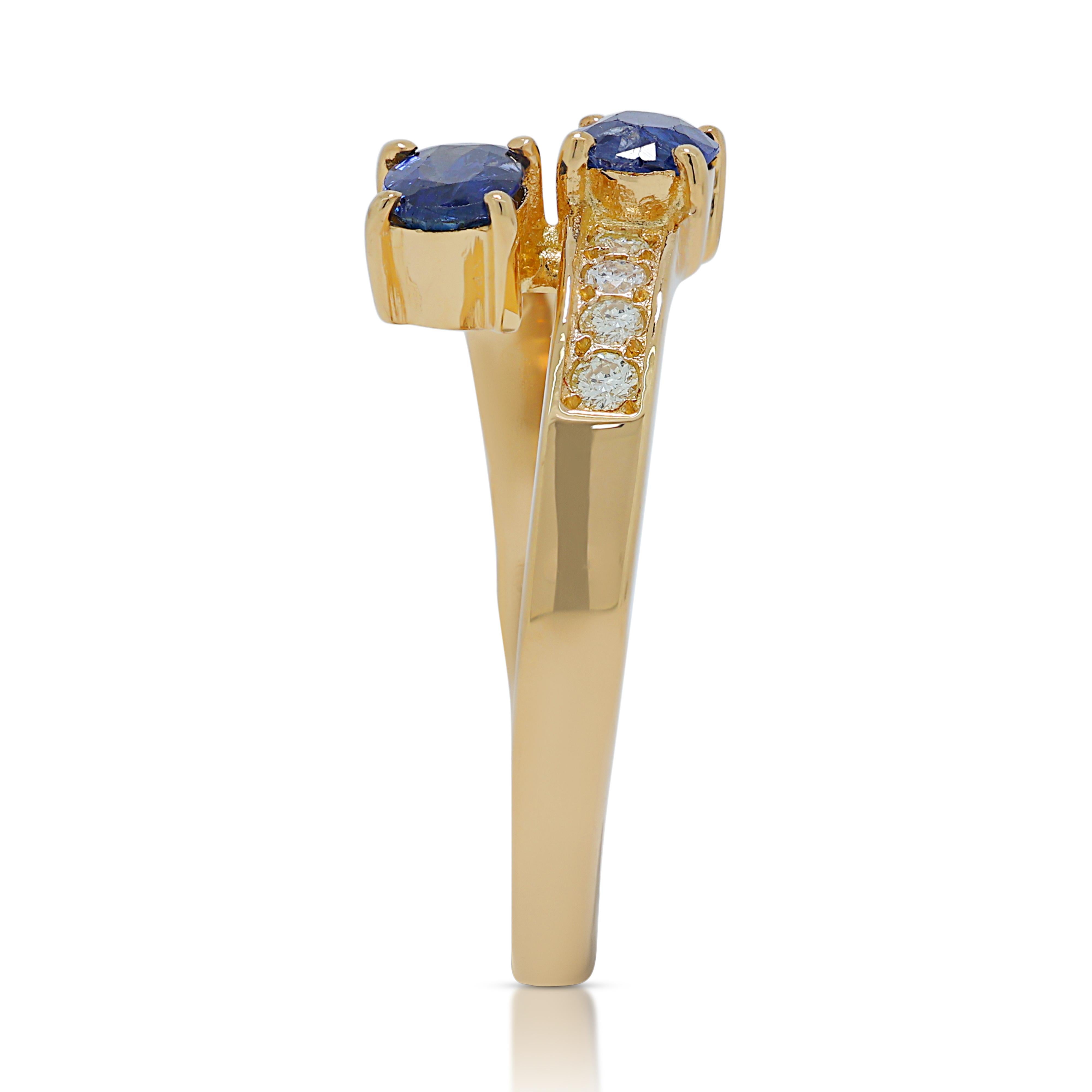 Magnificent 0.48ct Sapphires Cluster Ring with Side Diamonds in 20K Yellow Gold For Sale 1