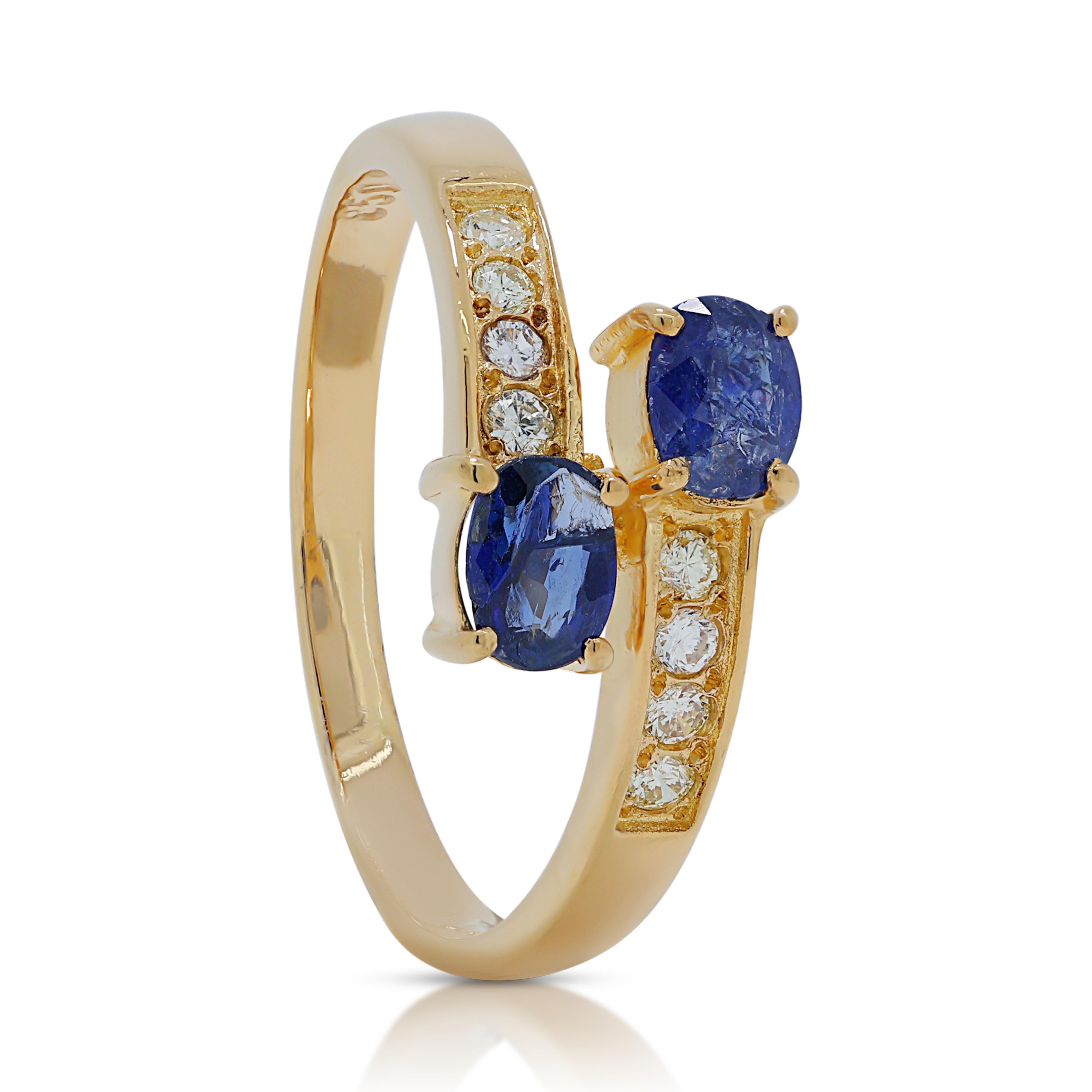 Magnificent 0.48ct Sapphires Cluster Ring with Side Diamonds in 20K Yellow Gold For Sale 2