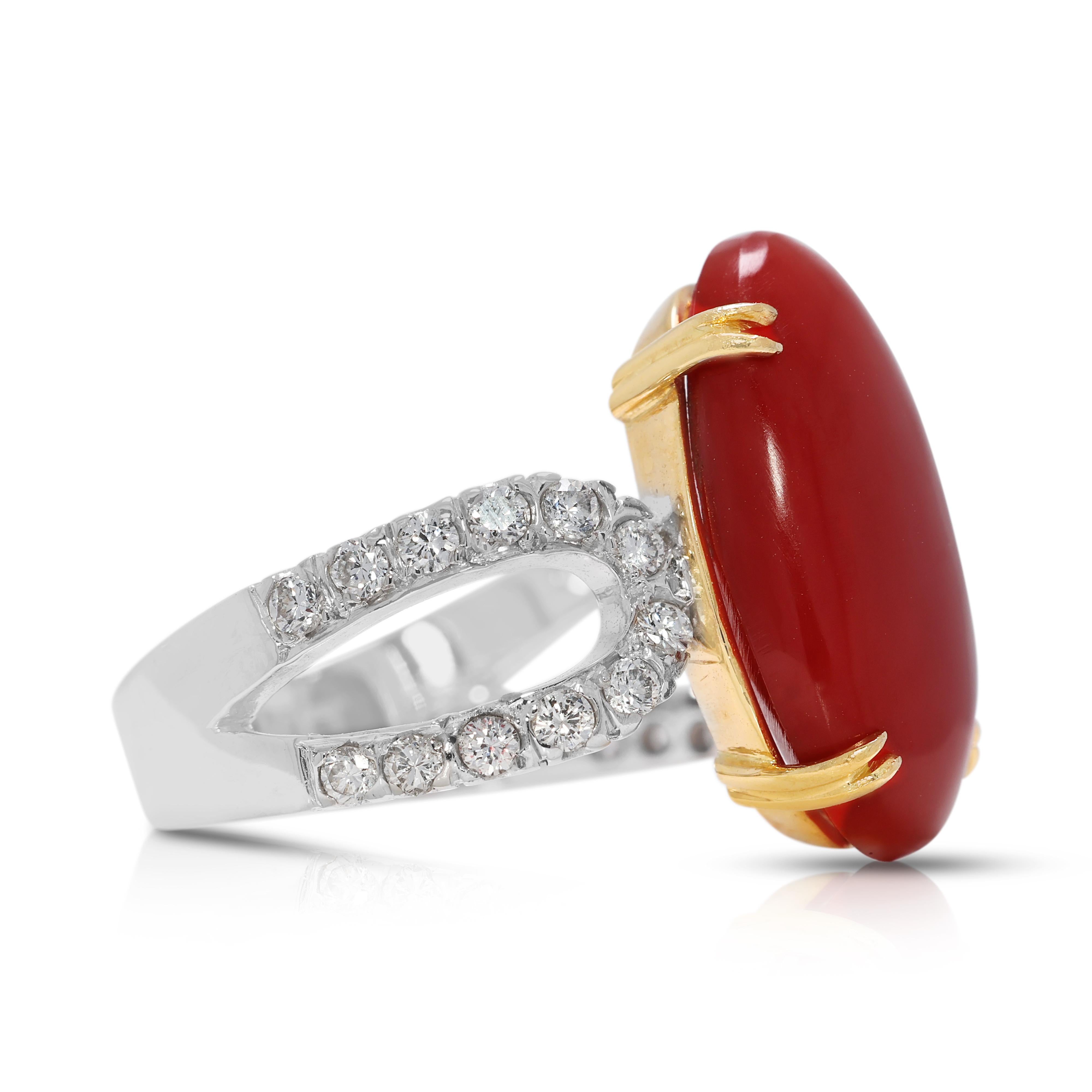 Wunderschöner ovaler Ring mit 0,84ct Naturdiamant und Koralle aus zweifarbigem 18K Gold im Zustand „Neu“ im Angebot in רמת גן, IL