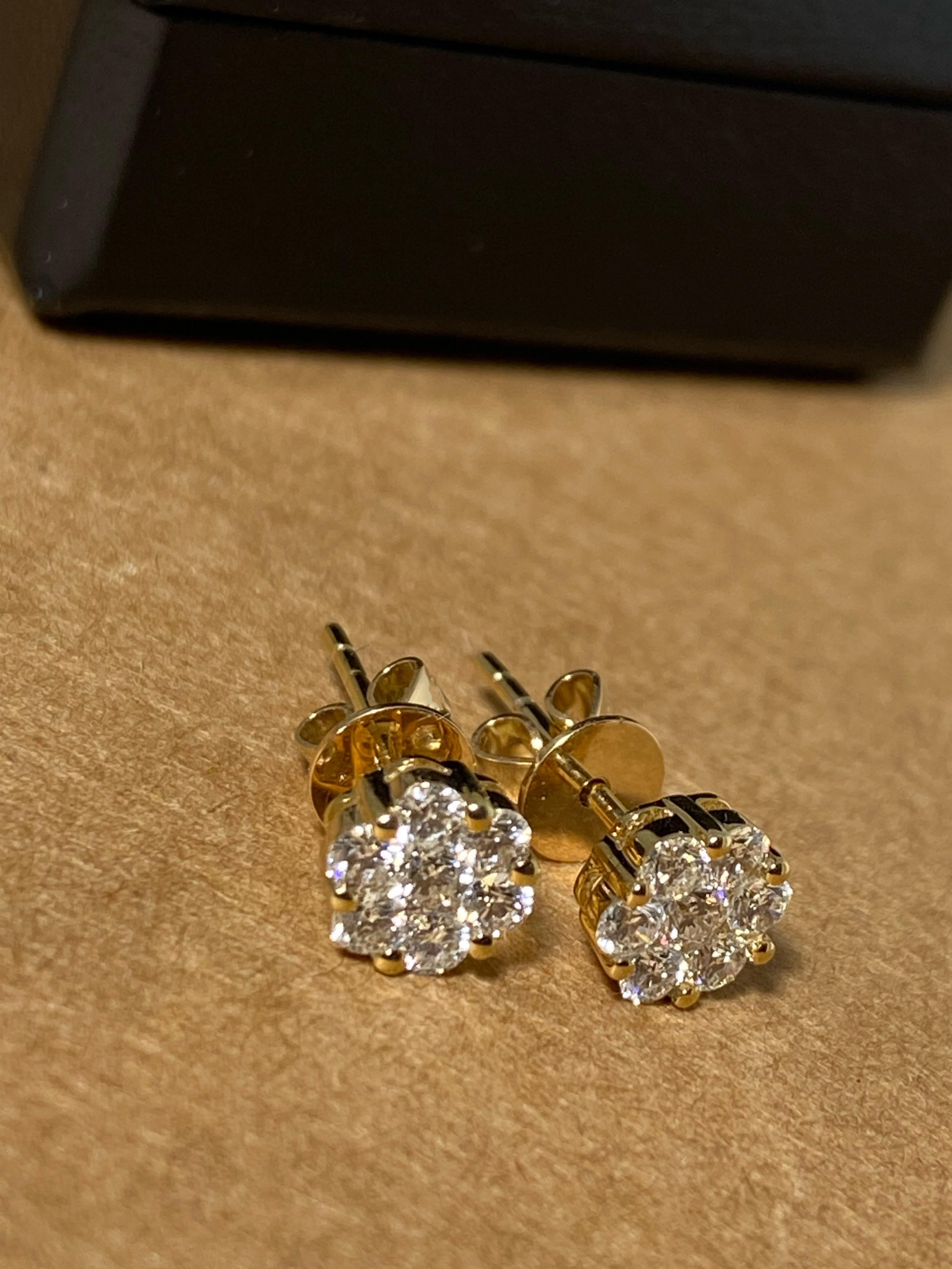 Moderne Magnifiques clous d'oreilles marguerite en or rose 18 carats avec grappes de diamants de 0,85 carat E/VS. en vente