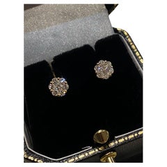 Prächtige 0,85 Karat Diamant-Cluster-Cluster-Ohrstecker in Gänseblümchenform aus 18 Karat Roségold. E/VS.