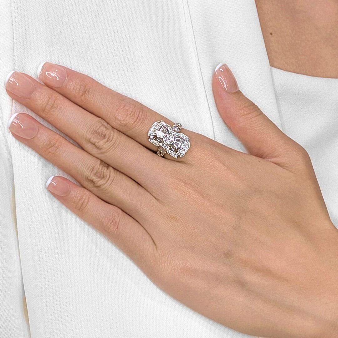 Fai un'impressione indimenticabile con questo nuovo anello con diamante, squisitamente realizzato in luminoso oro bianco 18 carati. Al centro brilla un diamante tondo brillante da 0,29 carati (colore G, purezza VS-SI), incorniciato da altri 42