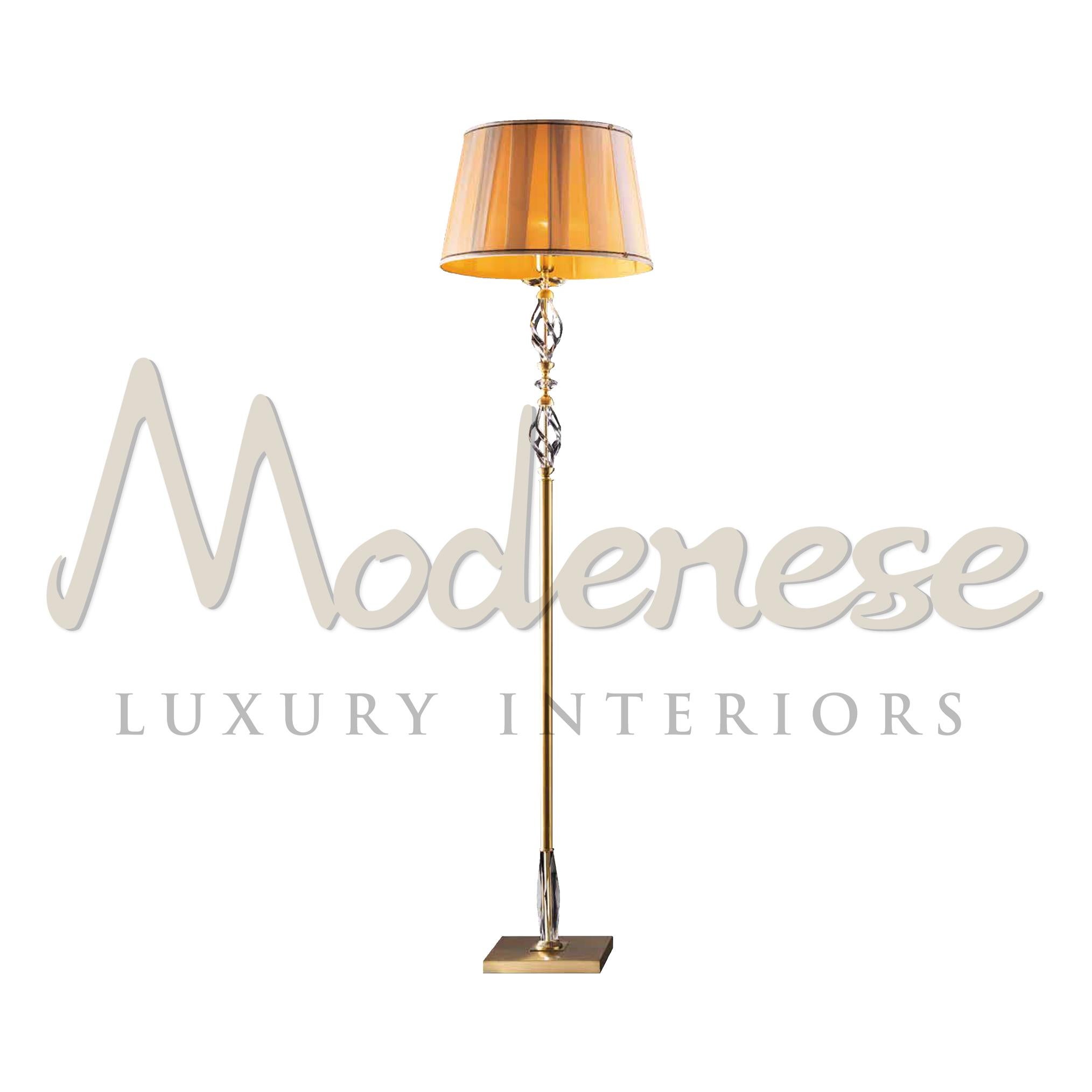 Die luxuriösen Modenese Gastone Stehlampen für Innenräume basieren auf dem Stil der alten Inspirationen des Rokoko und des Barocks für reiche Salons. Die Kombination aus satiniertem Gold, transparentem Kristall und Lampenschirm macht dieses Modell