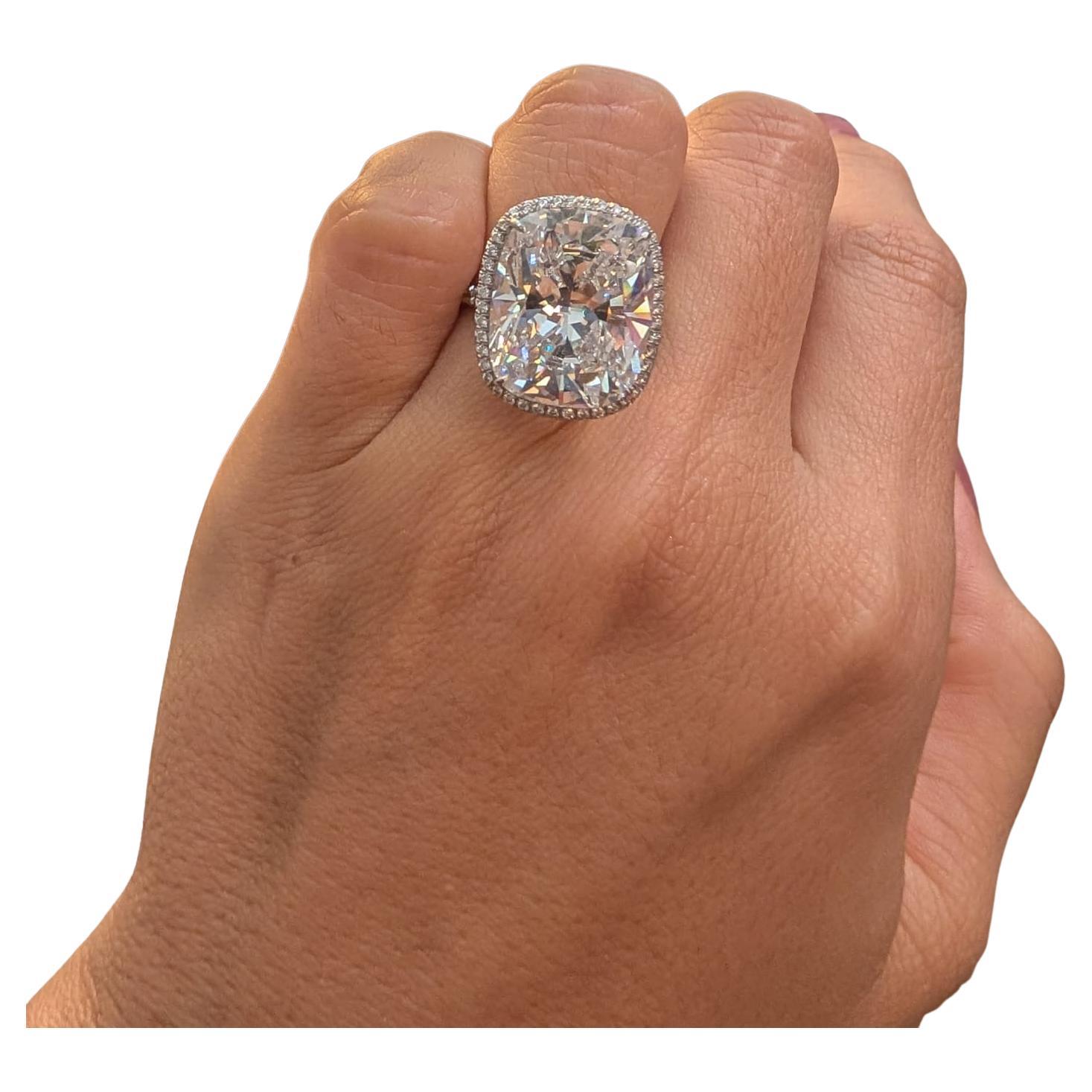 
✨ Magnifico anello con diamante a brillante da 10 carati - Certificato GIA con colore D e chiarezza VS2 ✨

Una straordinaria dichiarazione di eleganza e rarità.
Questo eccezionale diamante da 10,00 carati con taglio brillante a cuscino vanta una