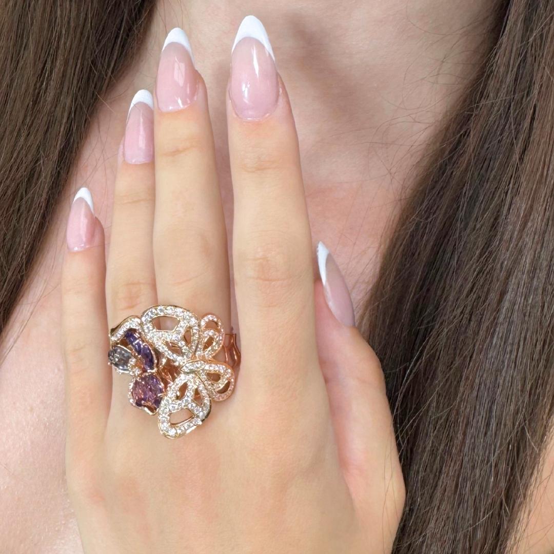 Prächtiger Cocktailring mit 10,84ct Amethysten, Tansaniten und Diamanten aus 18k Rose Gold

Dieser 10,84-karätige Cocktailring ist eine Ikone des Luxus und der Kunstfertigkeit und ein echter Hingucker. Drei violette Amethyste von insgesamt 4,63 ct.