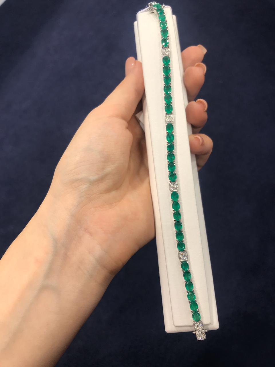 Magnificent 10ct Green Emerald Diamond Fine Jewellery White Gold Tennis Bracelet In New Condition In Montreux, CH
