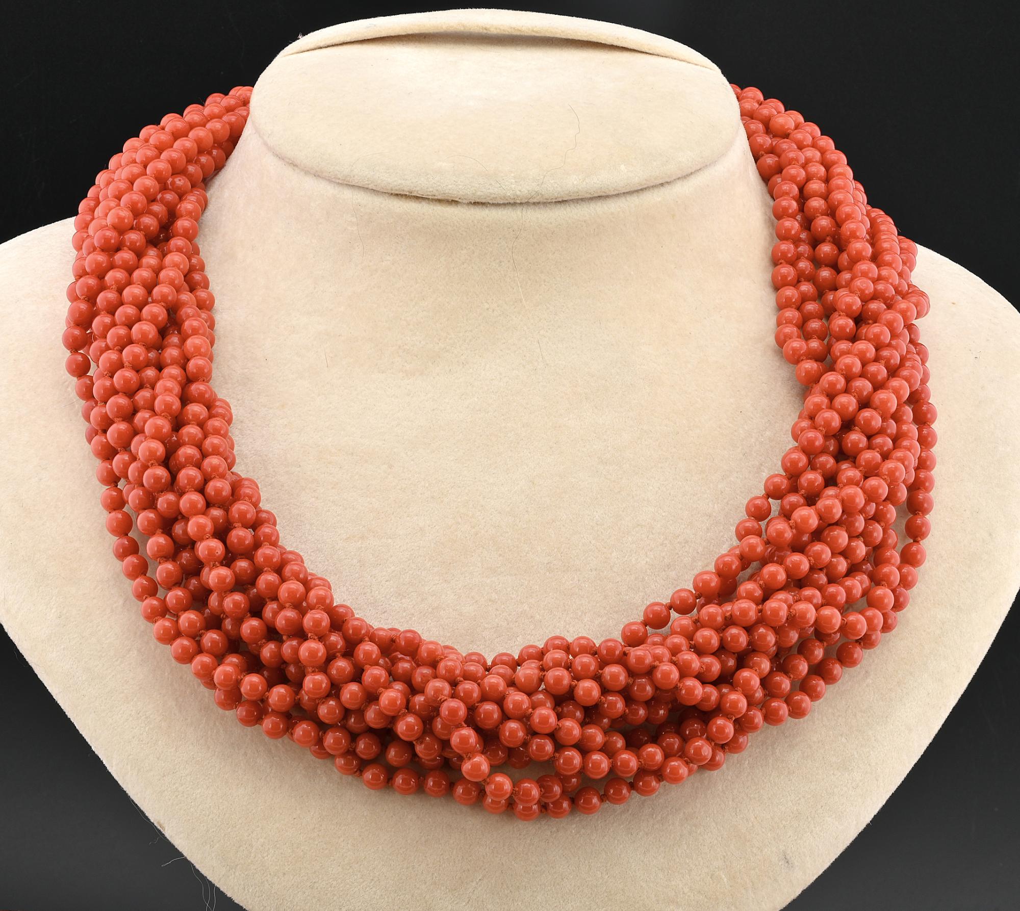 Diese prächtige, mehrreihige Torsade-Halskette ist italienischen Ursprungs und stammt aus der Zeit um 1980.
Bestehend aus markanten Red Sardinia natürlichen unbehandelt / ungefärbt Coral perfekt runde Perlen von 4 mm. durchschnittliche weich und
