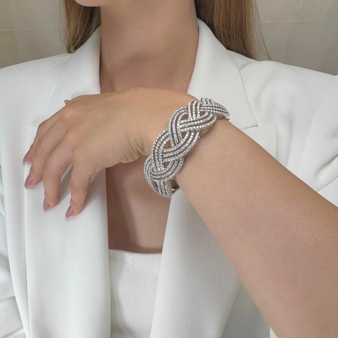 Magnificent 13.00ct Diamonds Bracelet in 18k White Gold - IGI Certified

Experience unparalleled luxury with this exquisite 18k white gold diamond bracelet. Adorned with luminous 433 round diamonds, this piece boasts a total carat weight of