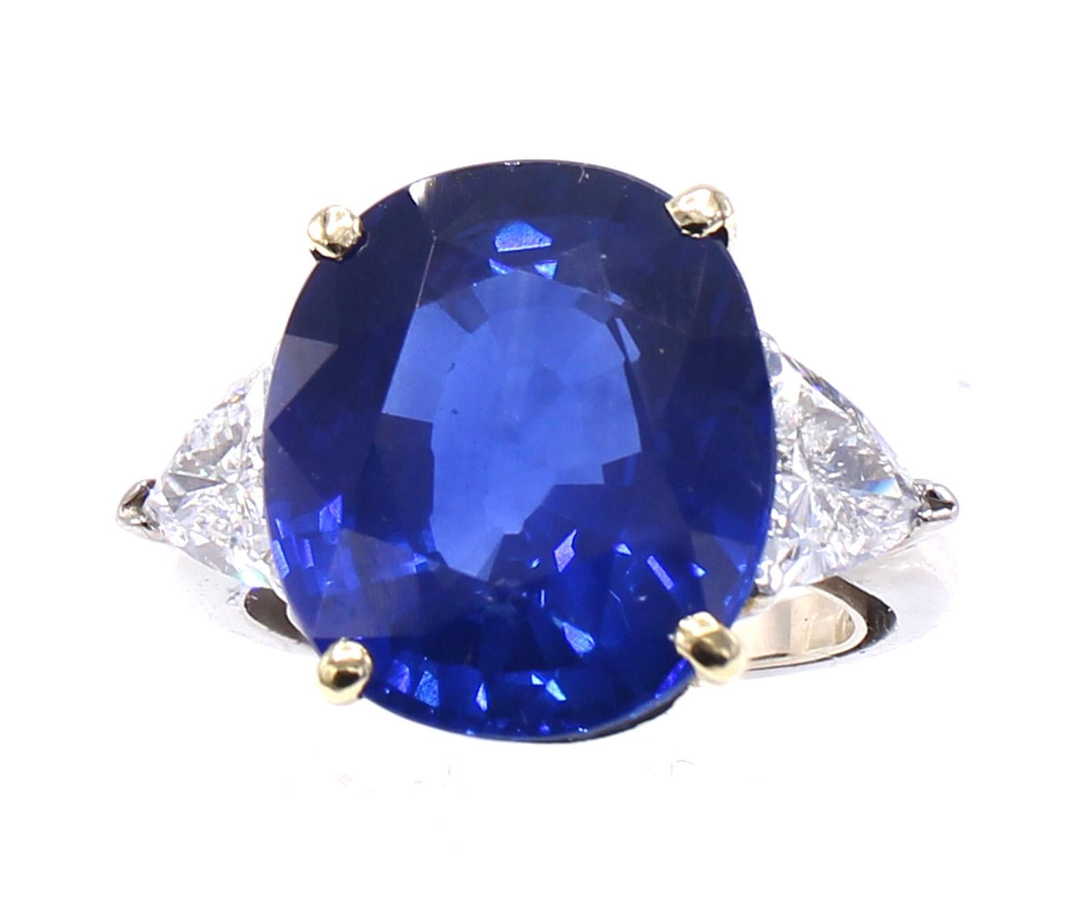 Dieser atemberaubende Ring besticht durch einen prächtigen königsblauen Ceylon-Saphir von 13,34 Karat. Der perfekt geschliffene ovale Saphir hat einen geringen Tiefenanteil und verteilt sein gesamtes Gewicht in der Breite, so dass er größer