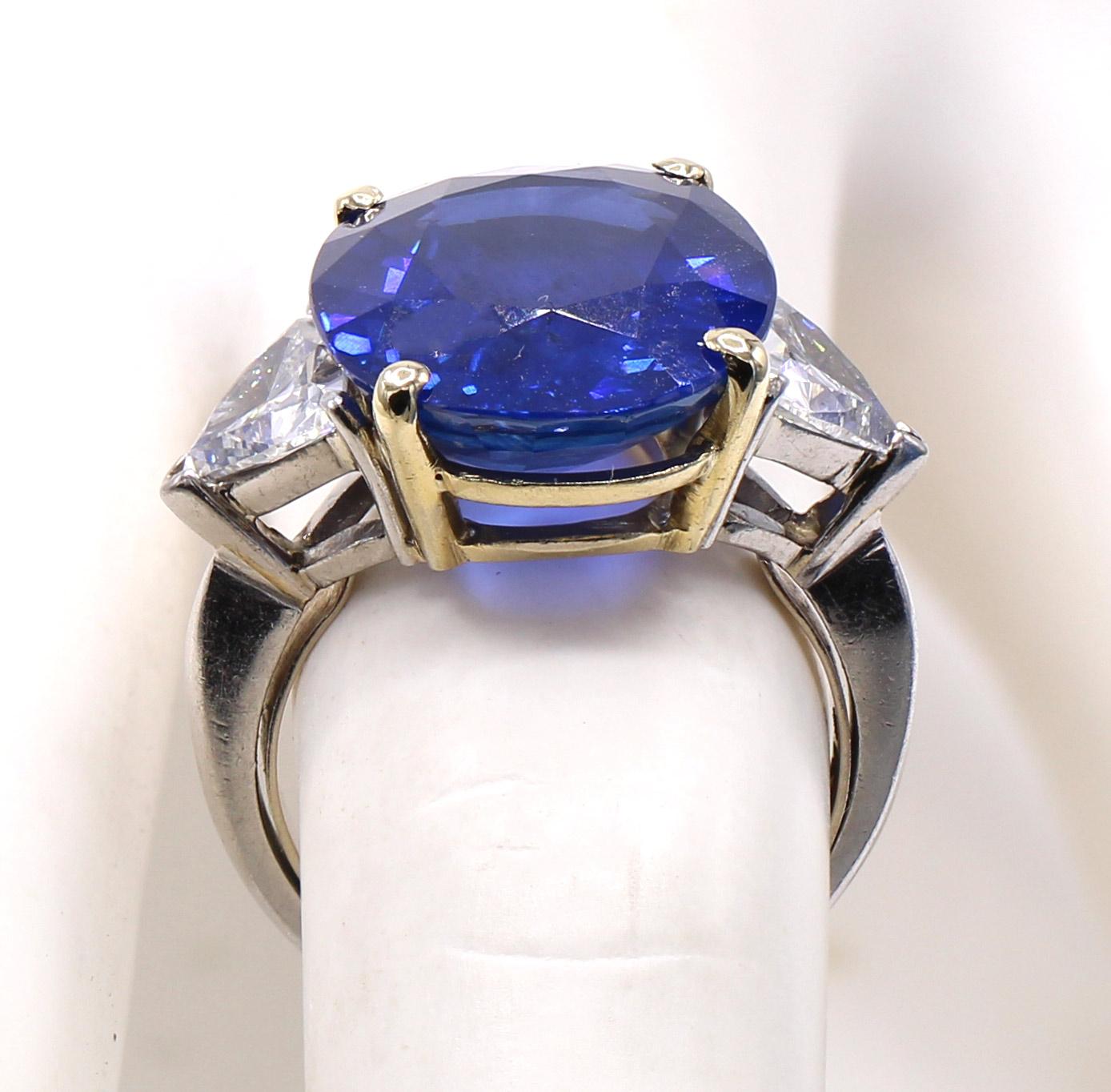 Prächtiger 13,34 Karat ovaler Ceylon-Saphir-Diamantring mit Saphir im Zustand „Hervorragend“ im Angebot in New York, NY